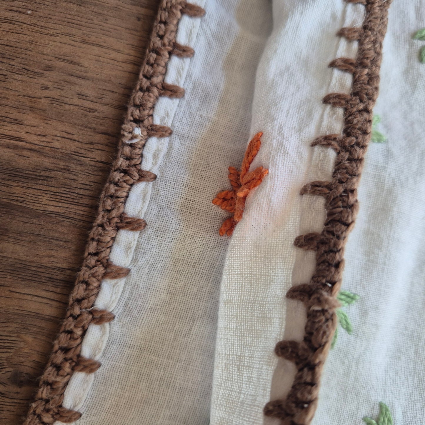 Handgemachte Vintage Teehaube Blumenstickerei und mini Stockflecken