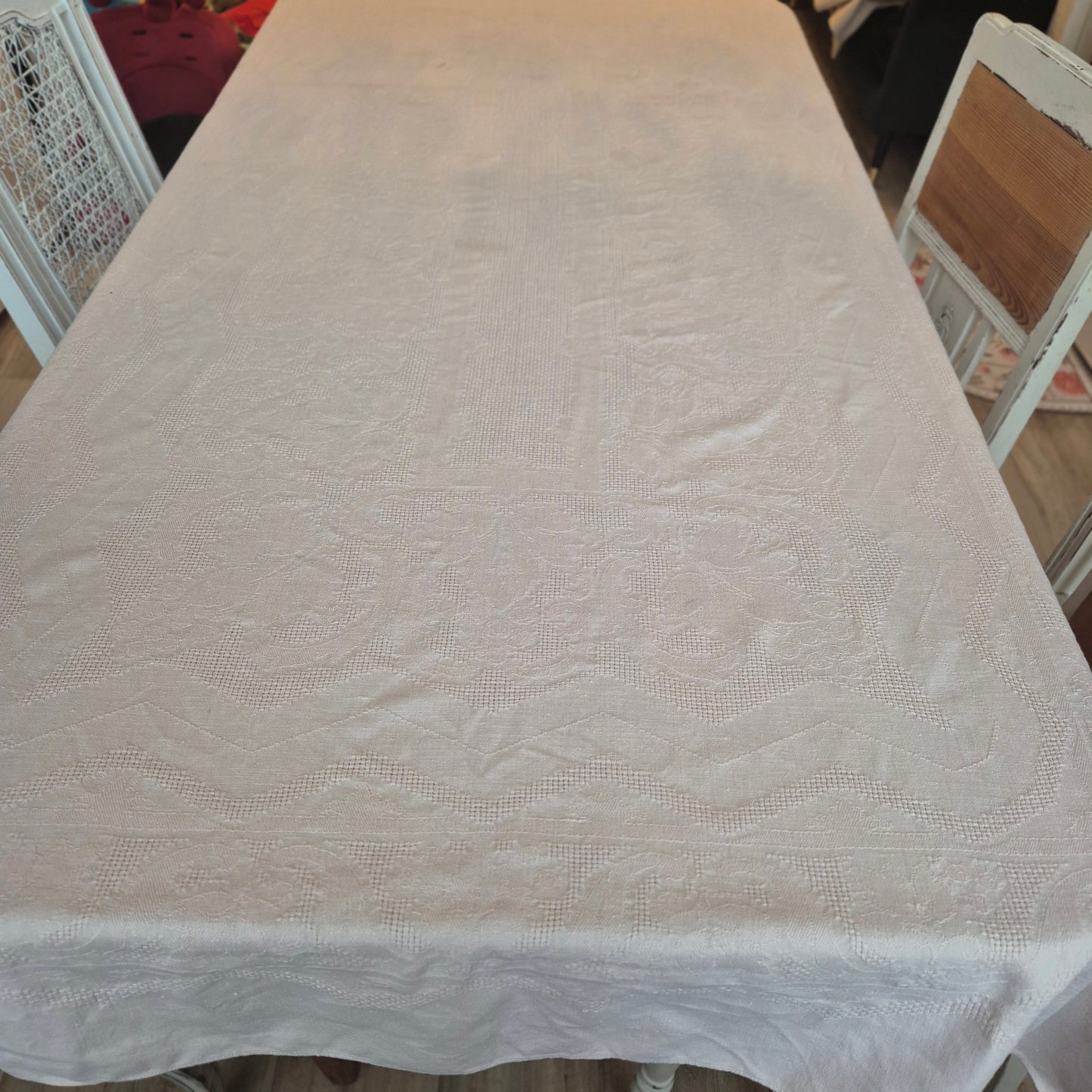 Wunderschöne Vintage Leinen Tischdecke mit Damast Blumendekor leider mit Fleck! 130x215cm Altrosa