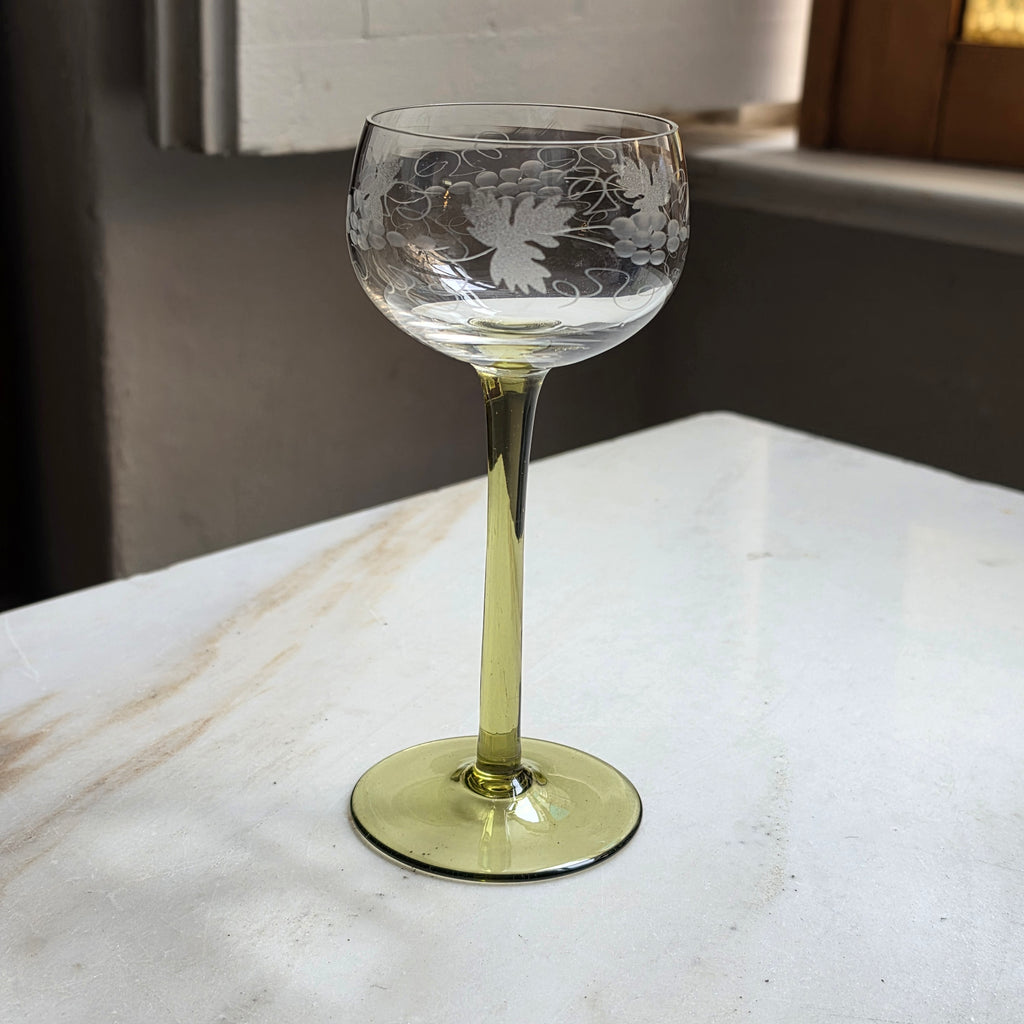 Vintage Römer Weinglas mit Gravur – Olivegrüner Stiel & Weinlaub-Schliff