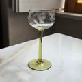 Vintage Römer Weinglas mit Gravur – Olivegrüner Stiel & Weinlaub-Schliff