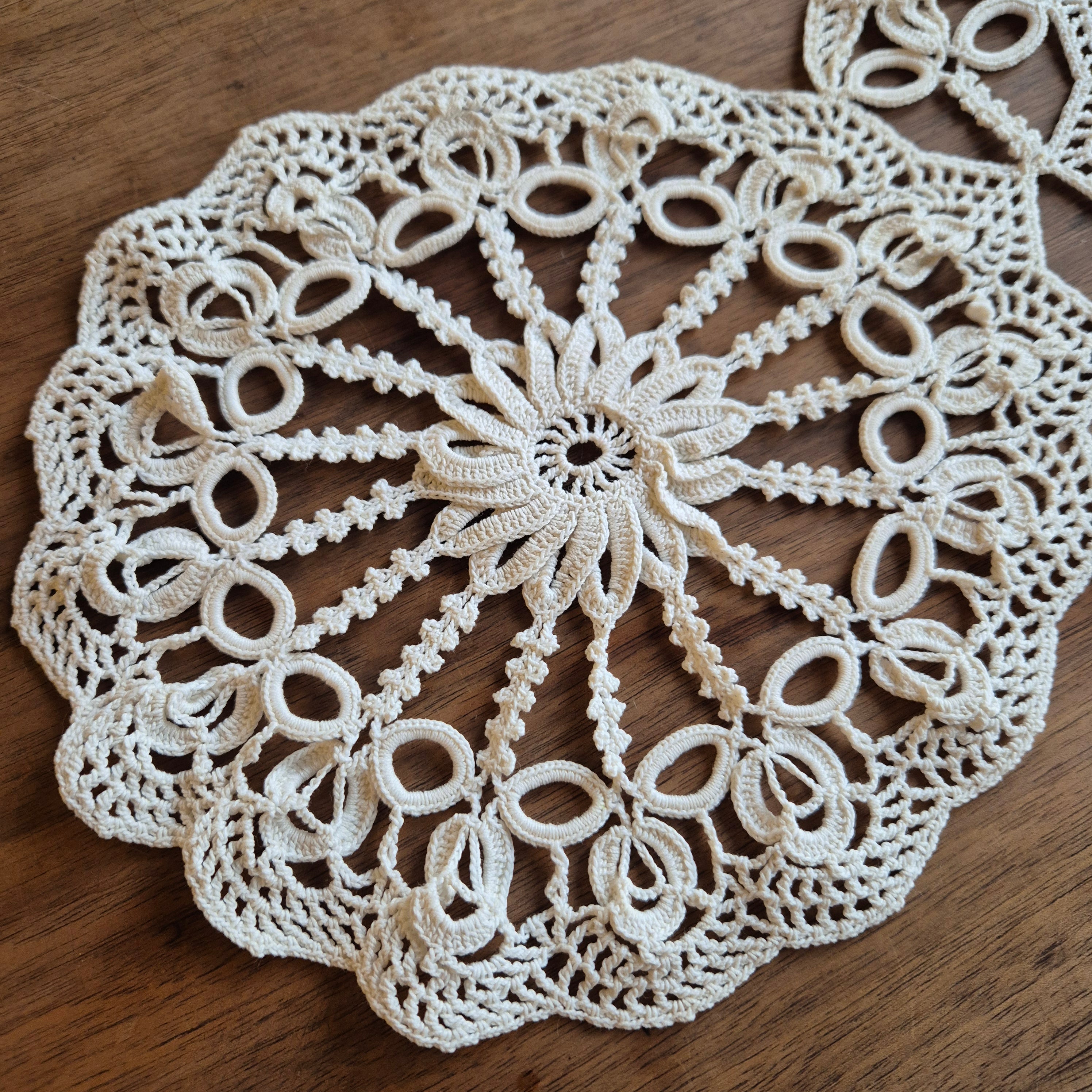 Antikes französisches Zierdeckchen weiß geklöppelt Baumwolle 50x21cm 🤍
