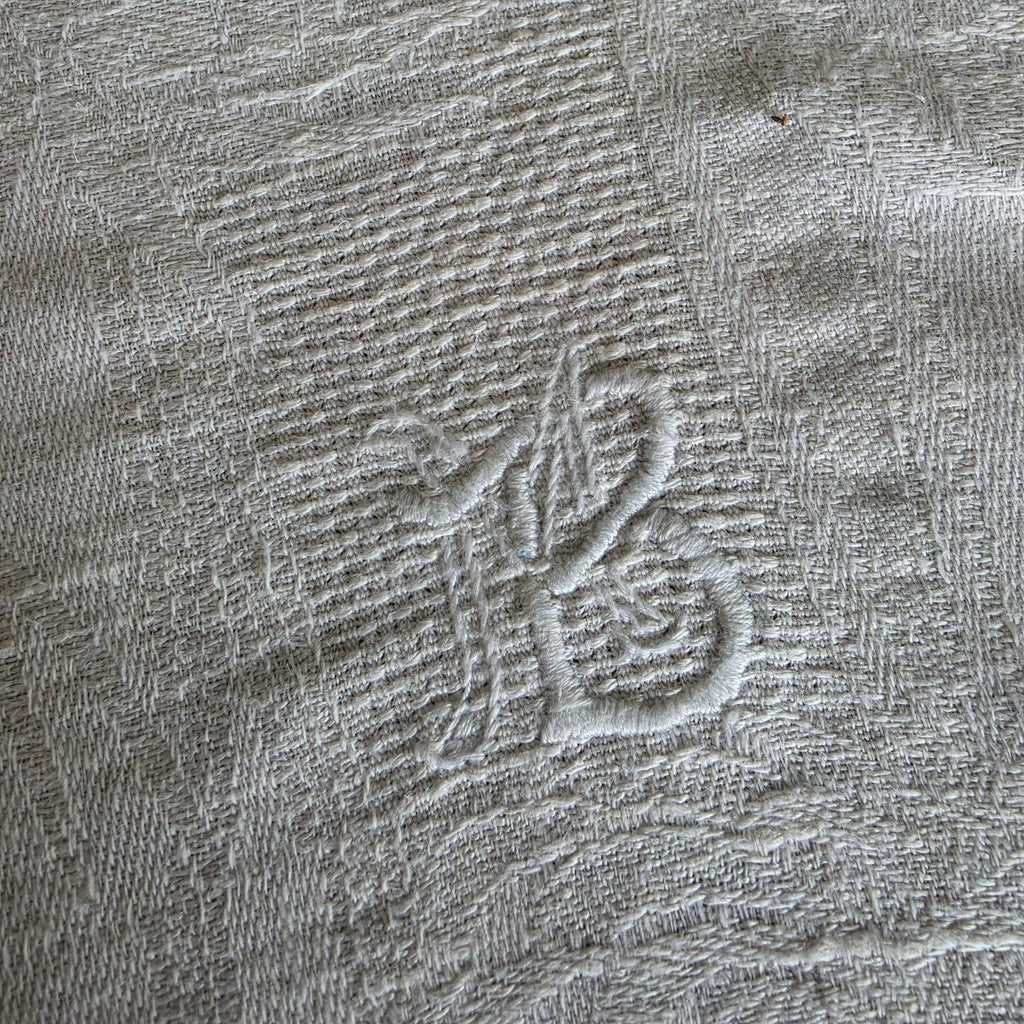 Antiker Damast-Tischläufer mit handgesticktem Monogramm – Vintage-Eleganz - 47x103cm