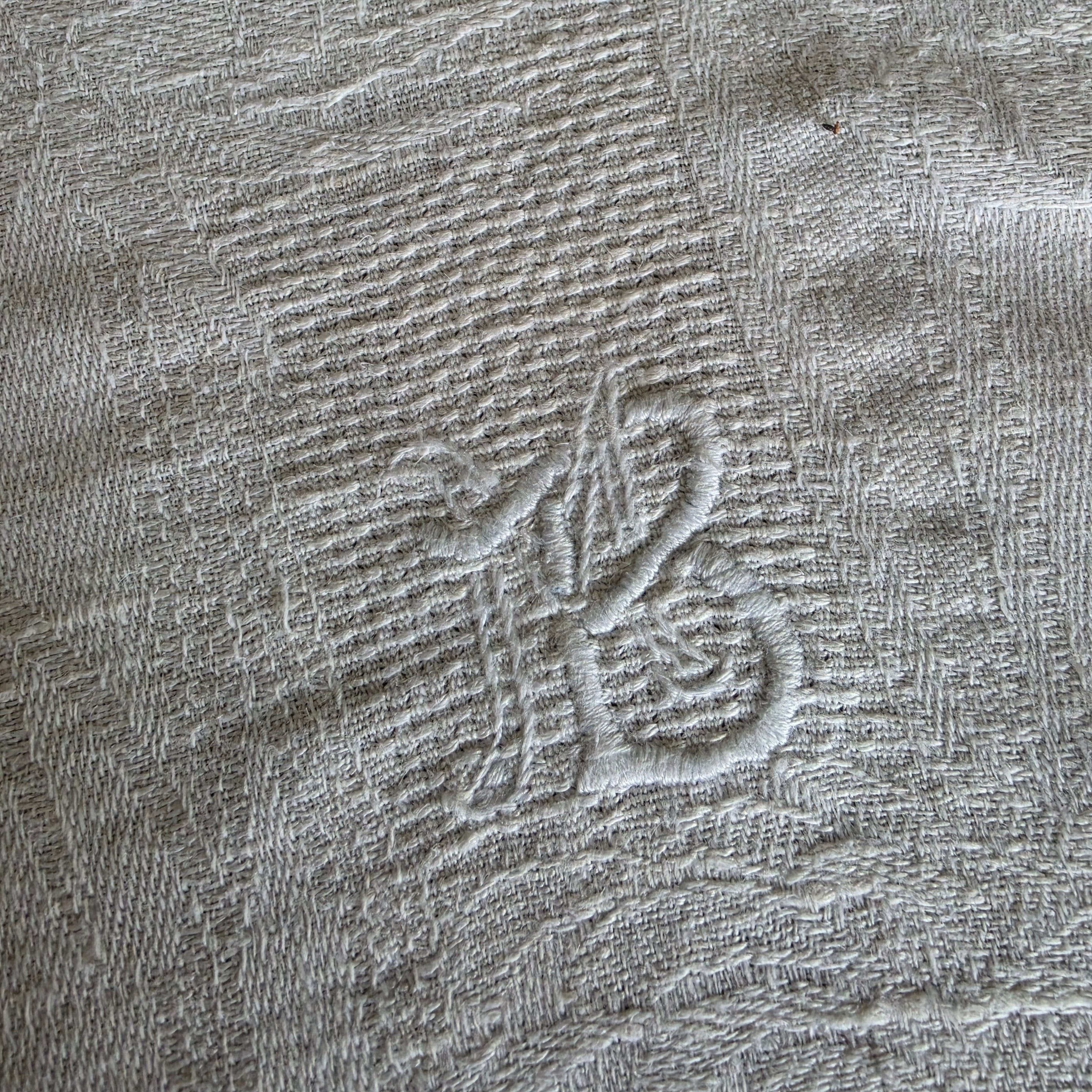 Antiker Damast-Tischläufer mit handgesticktem Monogramm – Vintage-Eleganz - 47x103cm