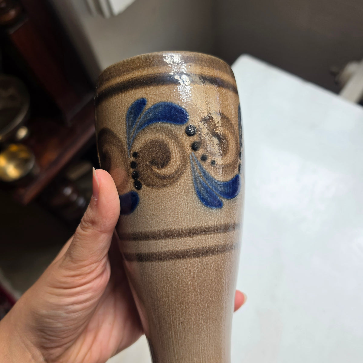 Handgemachte Vintage-Keramikvase mit blauer Ritzdekor-Malerei - Bier