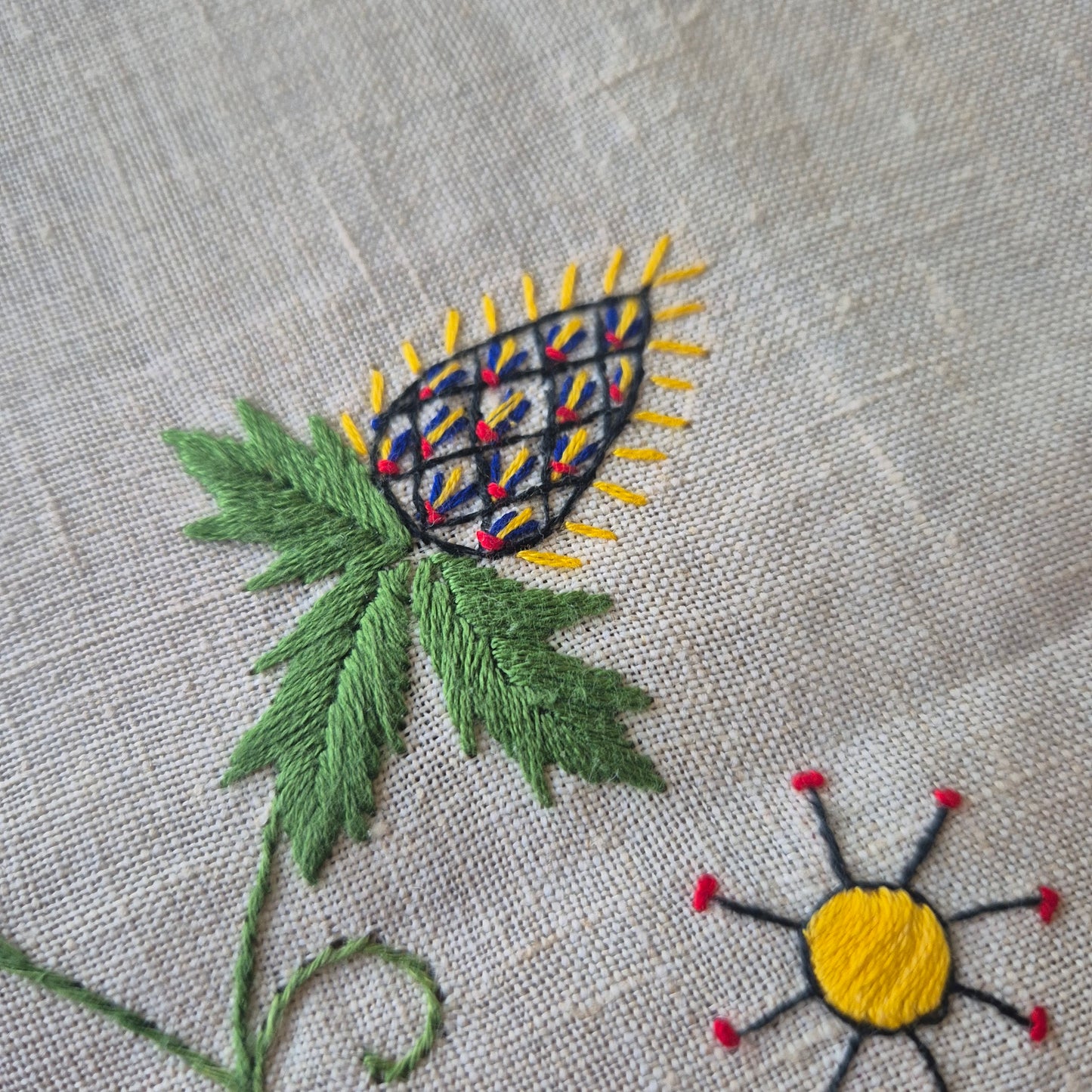 Kleines DDR Zierdeckchen Leinen Handgestickt 32x32cm