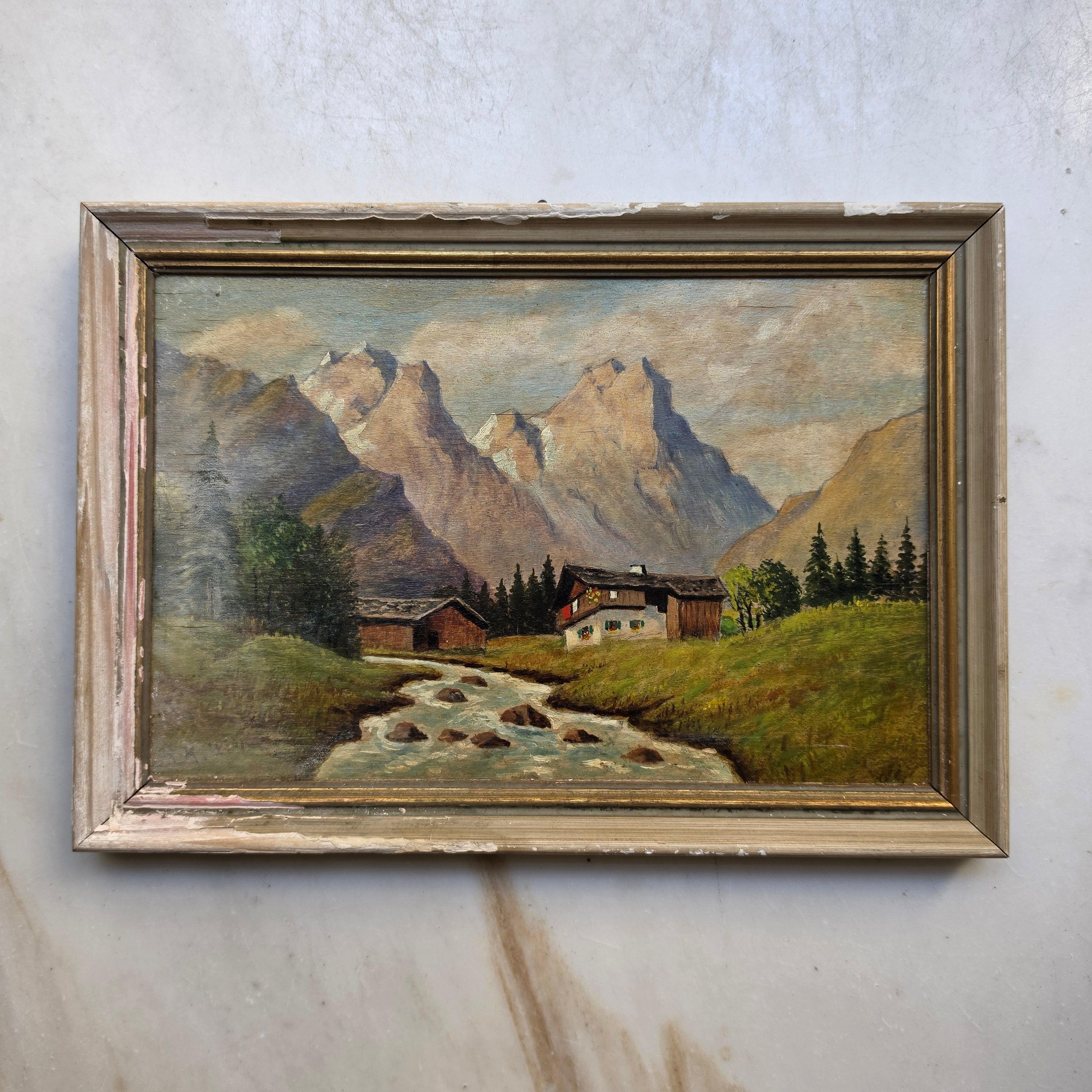 Antikes Ölgemälde „Alpenlandschaft mit Bergdorf & Bachlauf“ im rustikalen Vintage-Holzrahmen