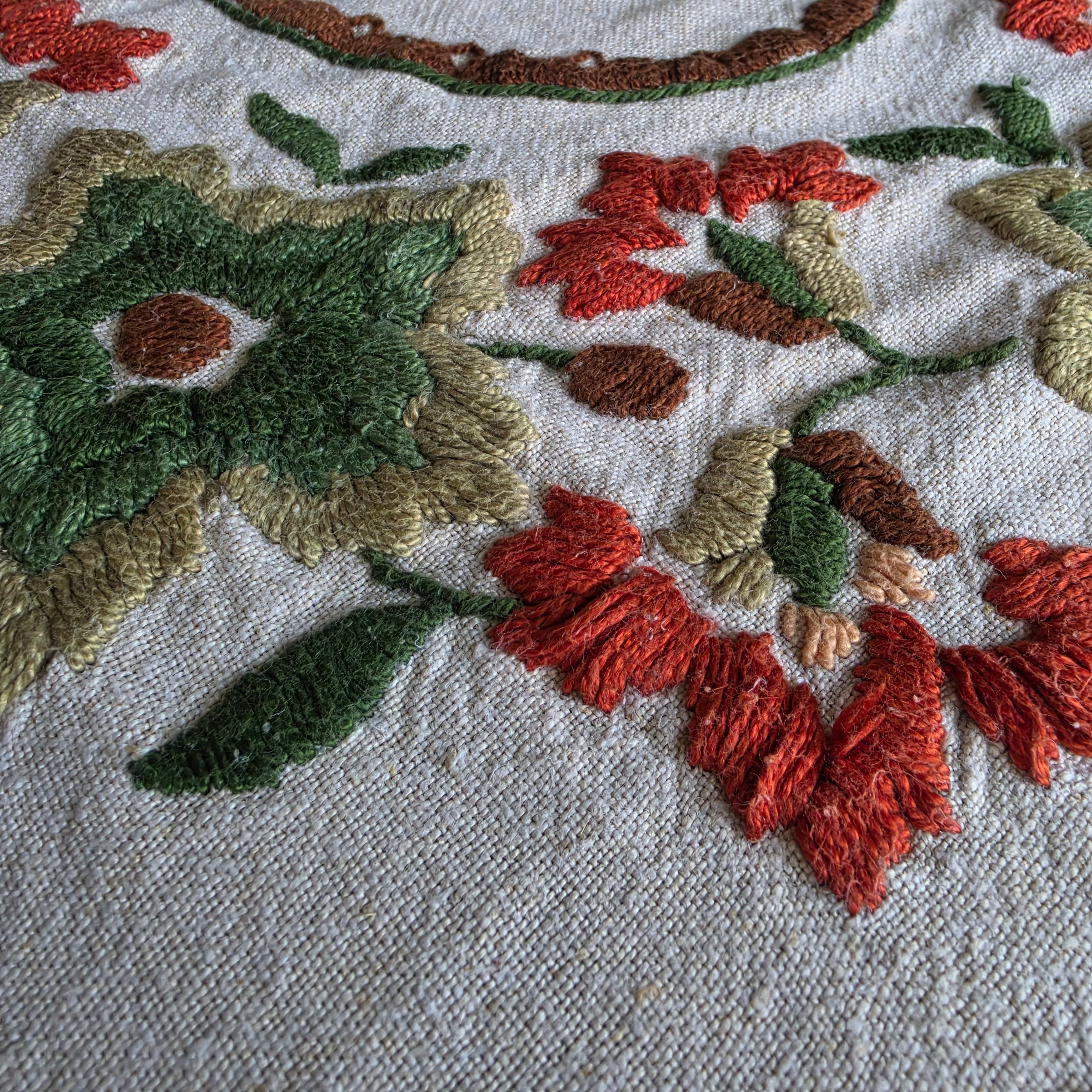 Vintage Leinen-Tischdecke Handgestickt - Rustikale Decke mit Floralem Kurbelstick-Muster 140x150cm