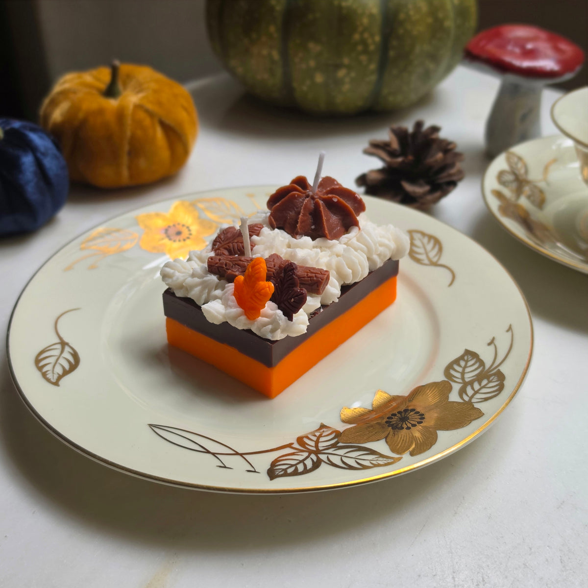 Handgemachte Sojawachs-Kerze „Cozy Wood Pie Slice“ - Herbstliche Dessert-Kerze