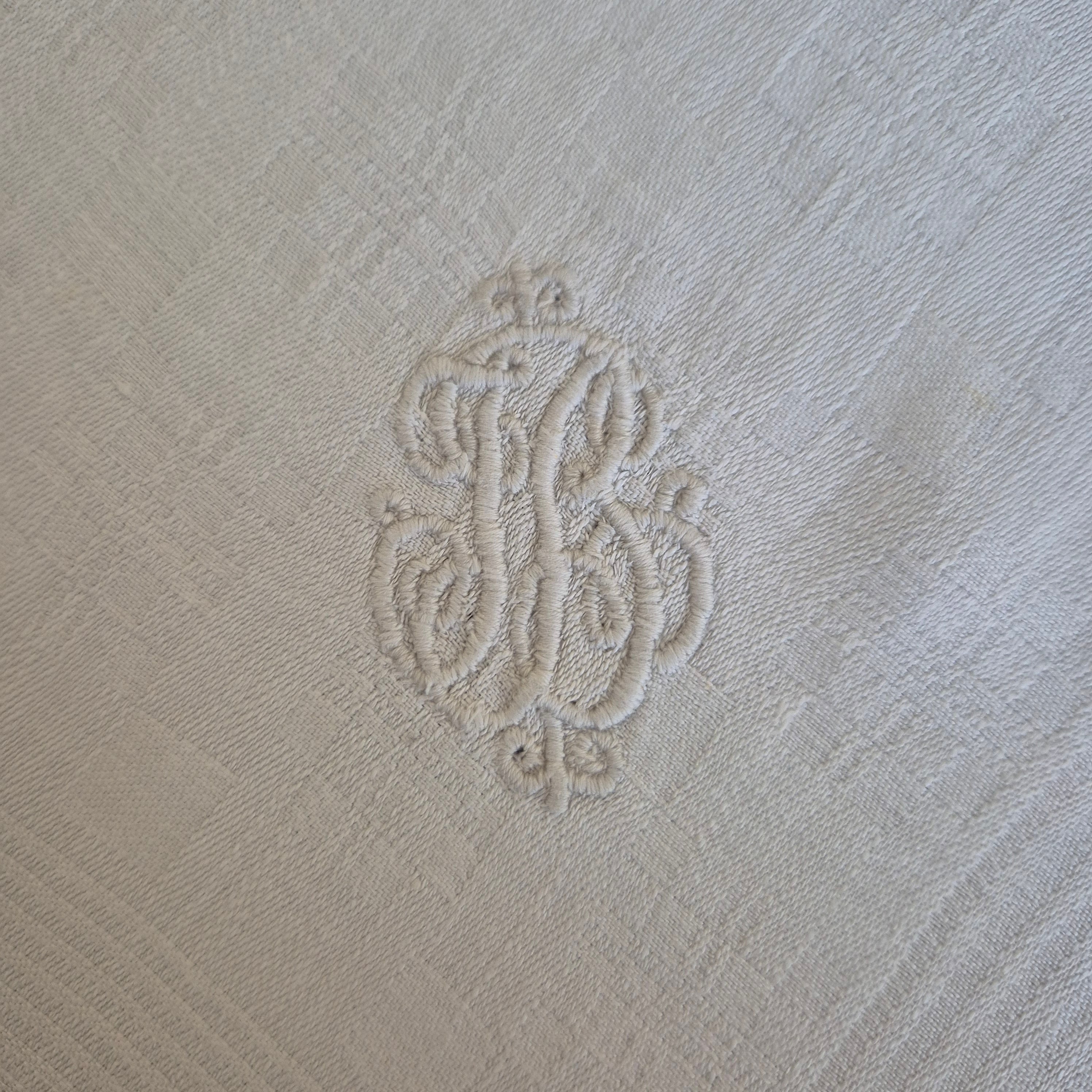 Antike Jugendstil Mitteldecke Tischdecke weiß 89x87cm Monogramm J.B. Damast Stockflecken