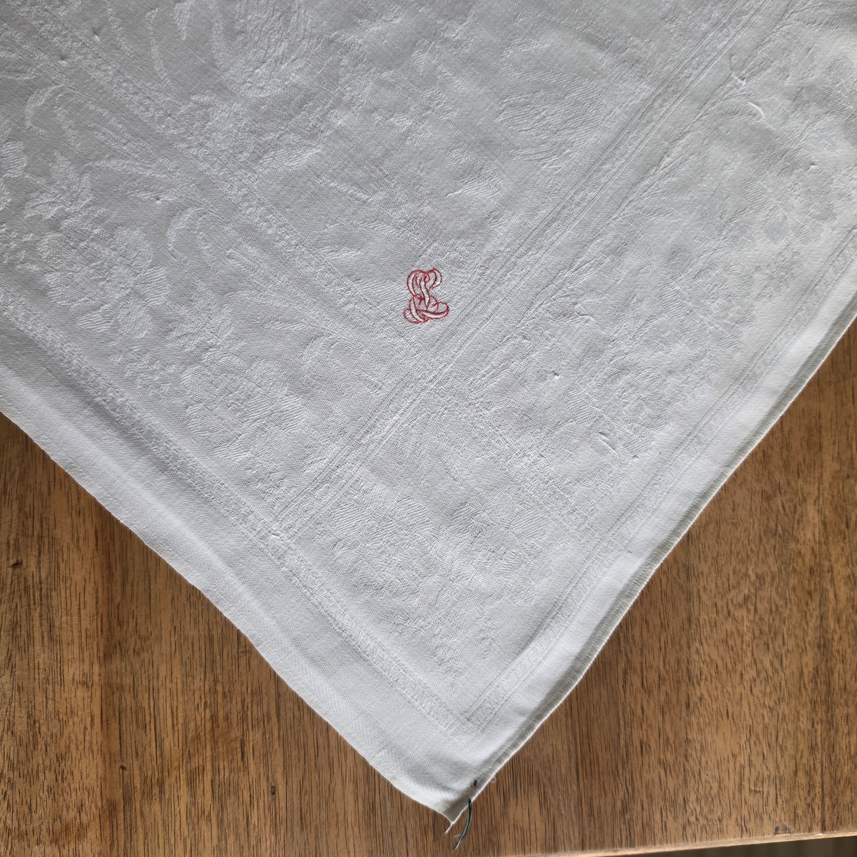 Edle Damast-Serviette / Mitteldecke mit Schwanen-Motiv & rotem Monogramm – Handarbeit um 1900 - 64x64cm
