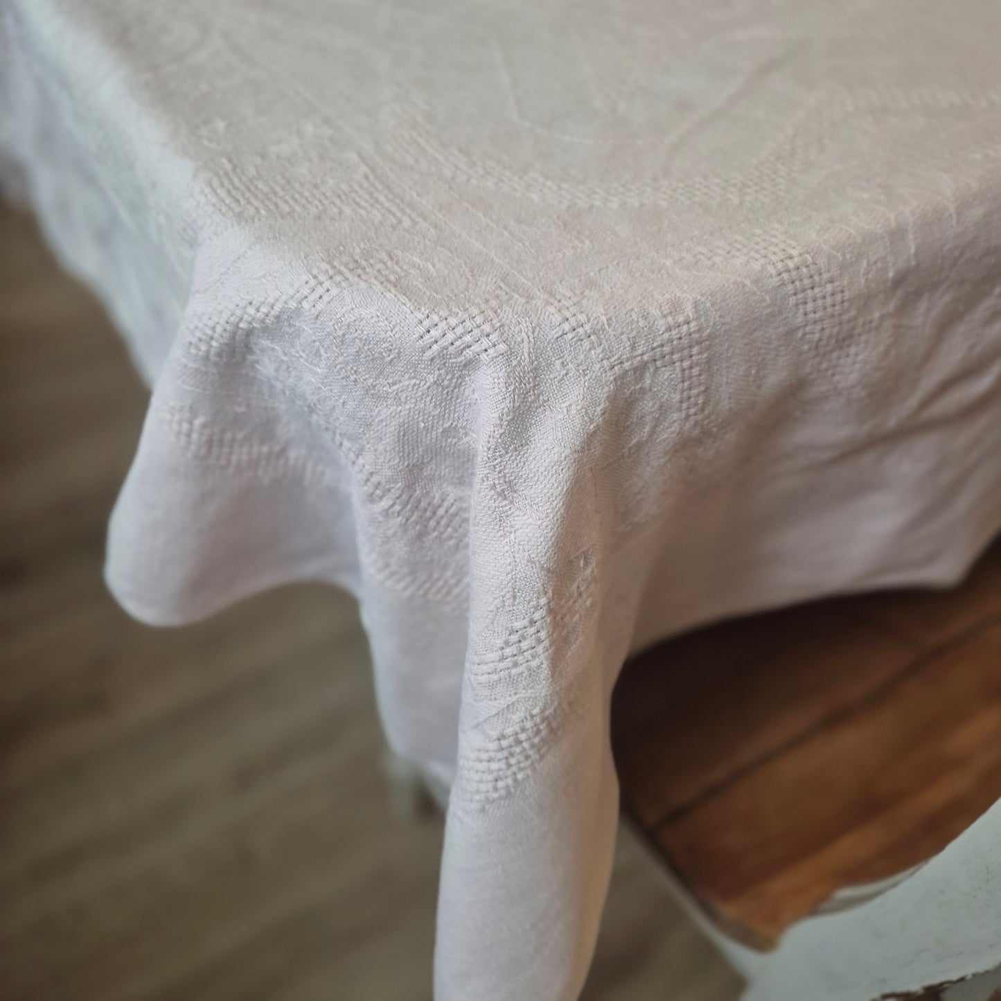 Wunderschöne Vintage Leinen Tischdecke mit Damast Blumendekor leider mit Fleck! 130x215cm Altrosa