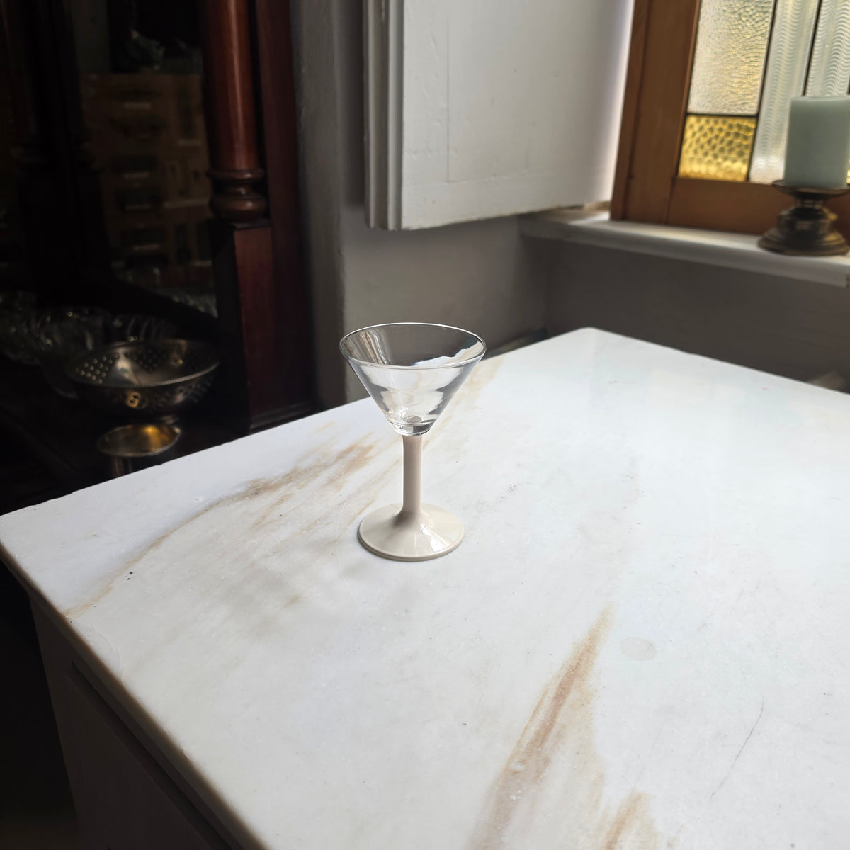 Elegantes Martini- & Cocktailglas mit beigefarbenem Stiel – Modern Vintage Design