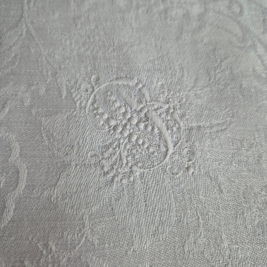 Antike Jugendstil Serviette/Mitteldecke weiß 66x66cm Damast Blumen Stockflecken Monogramm B. Ein fleck
