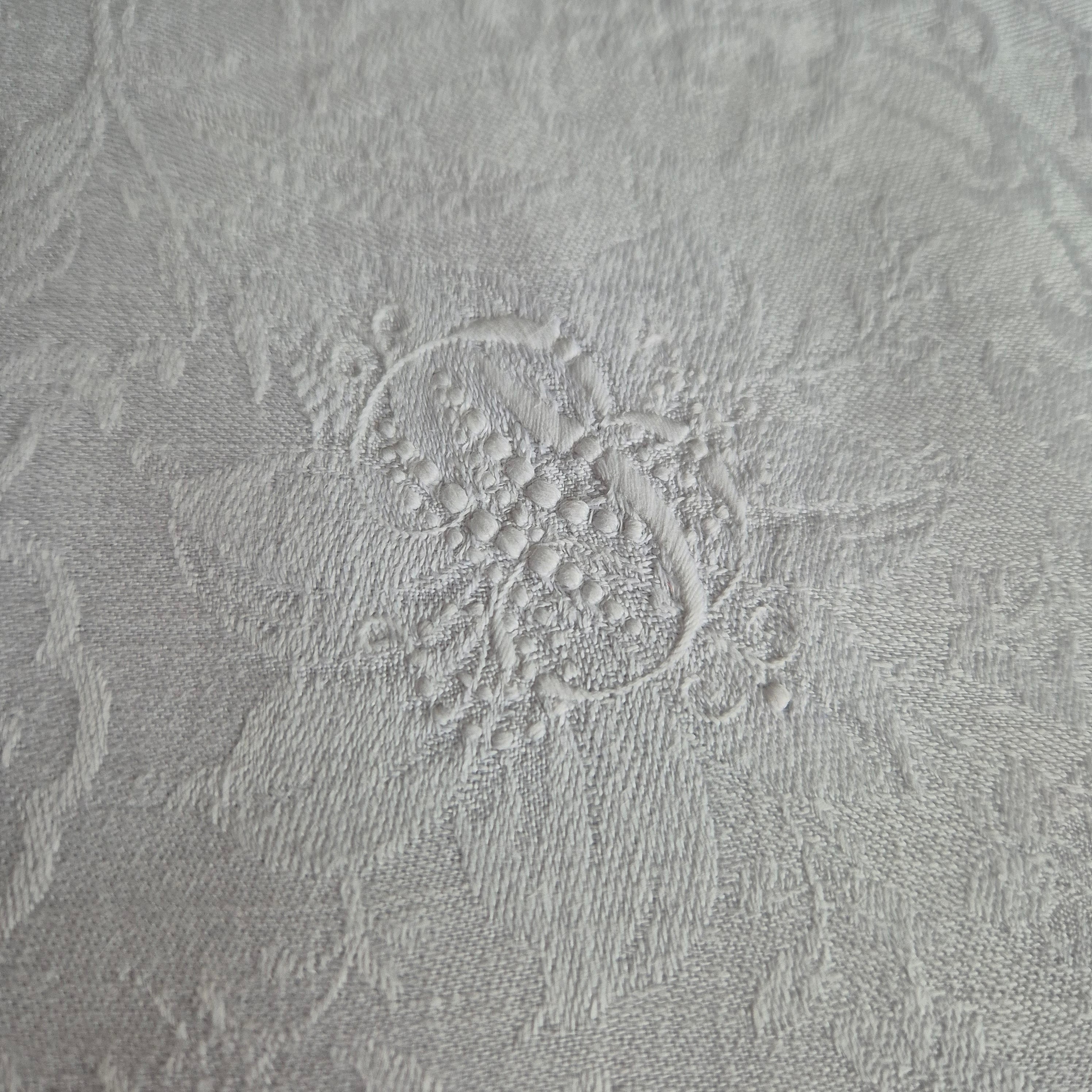 Antike Jugendstil Serviette/Mitteldecke weiß 66x66cm Damast Blumen Stockflecken Monogramm B. Ein fleck