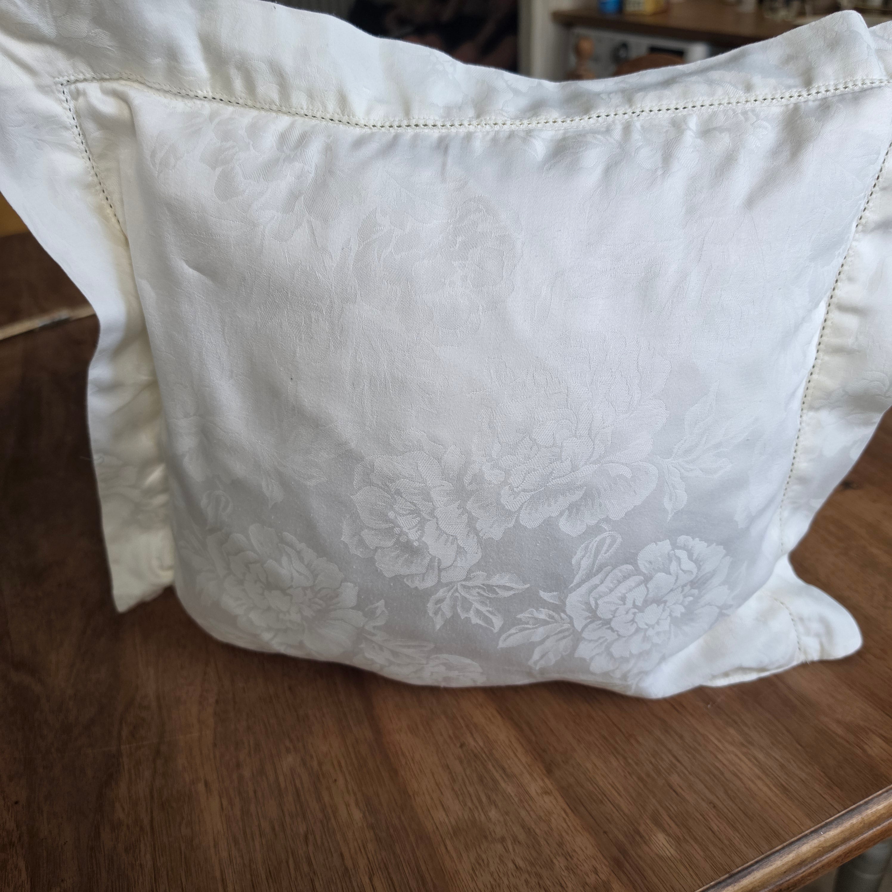 Vintage Damast-Zierkissen mit floralem Rosenmuster & Stehsaum 35x32cm