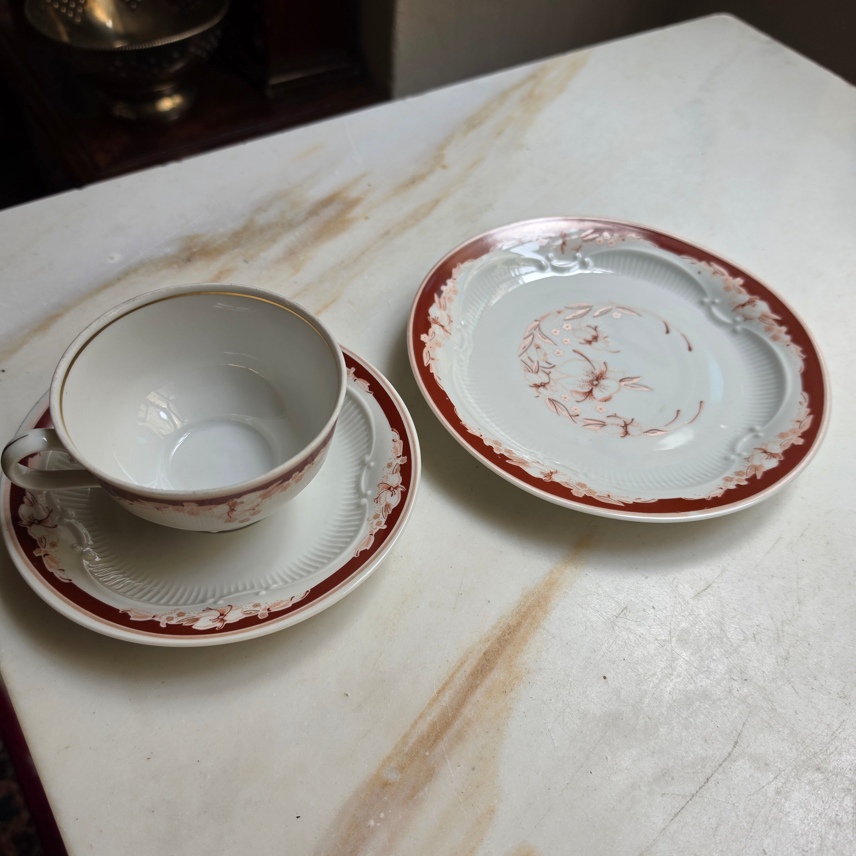 Vintage Porzellan Sammeltasse 3-teilig – Lettin | Antikes Gedeck mit Weinrotem Blüten-Relief & Goldrand