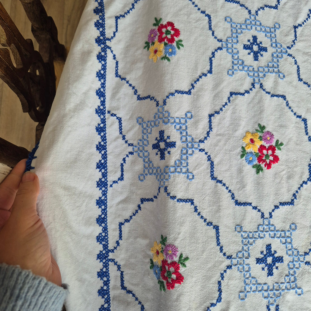 Antike Vintage Tischdecke blau weiß 125x160cm bestickt mit Rosen