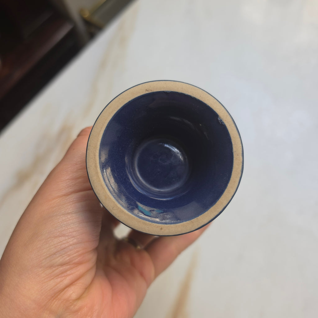 Handgemachte Keramiktasse mit Fuß & Punktemuster – Blau/Beige