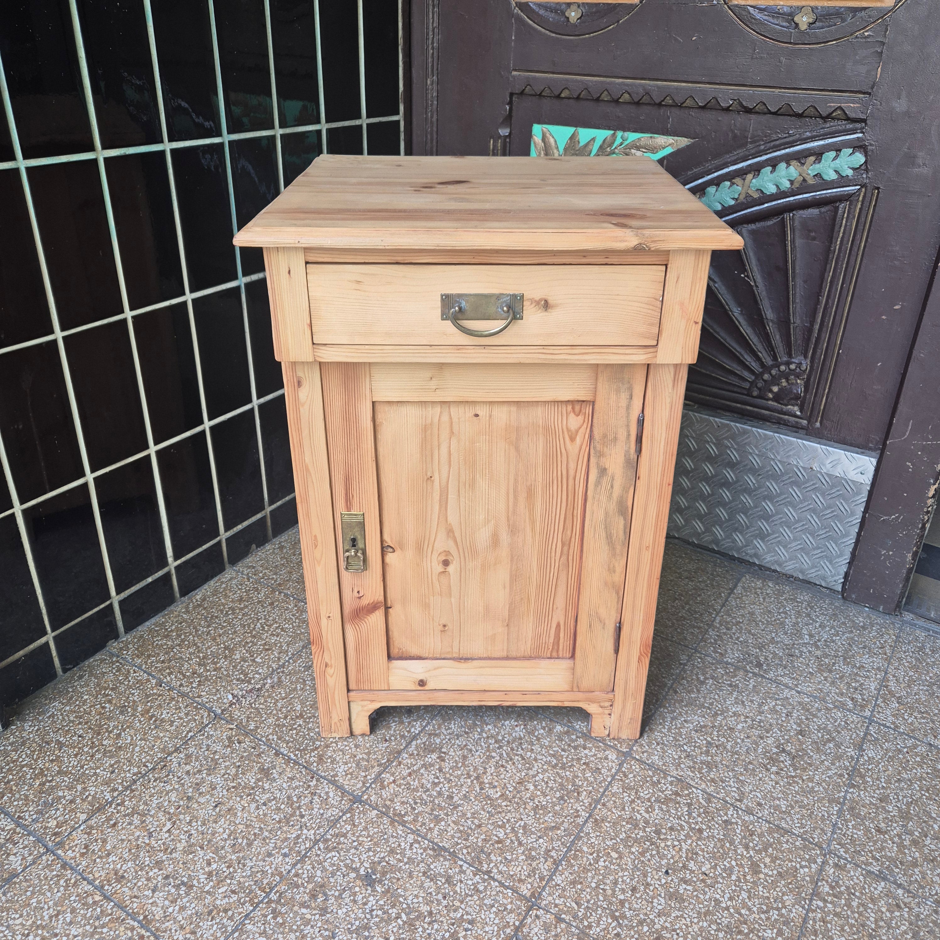 Antiker Jugendstil Nachttisch - Kiefernholz - restauriert