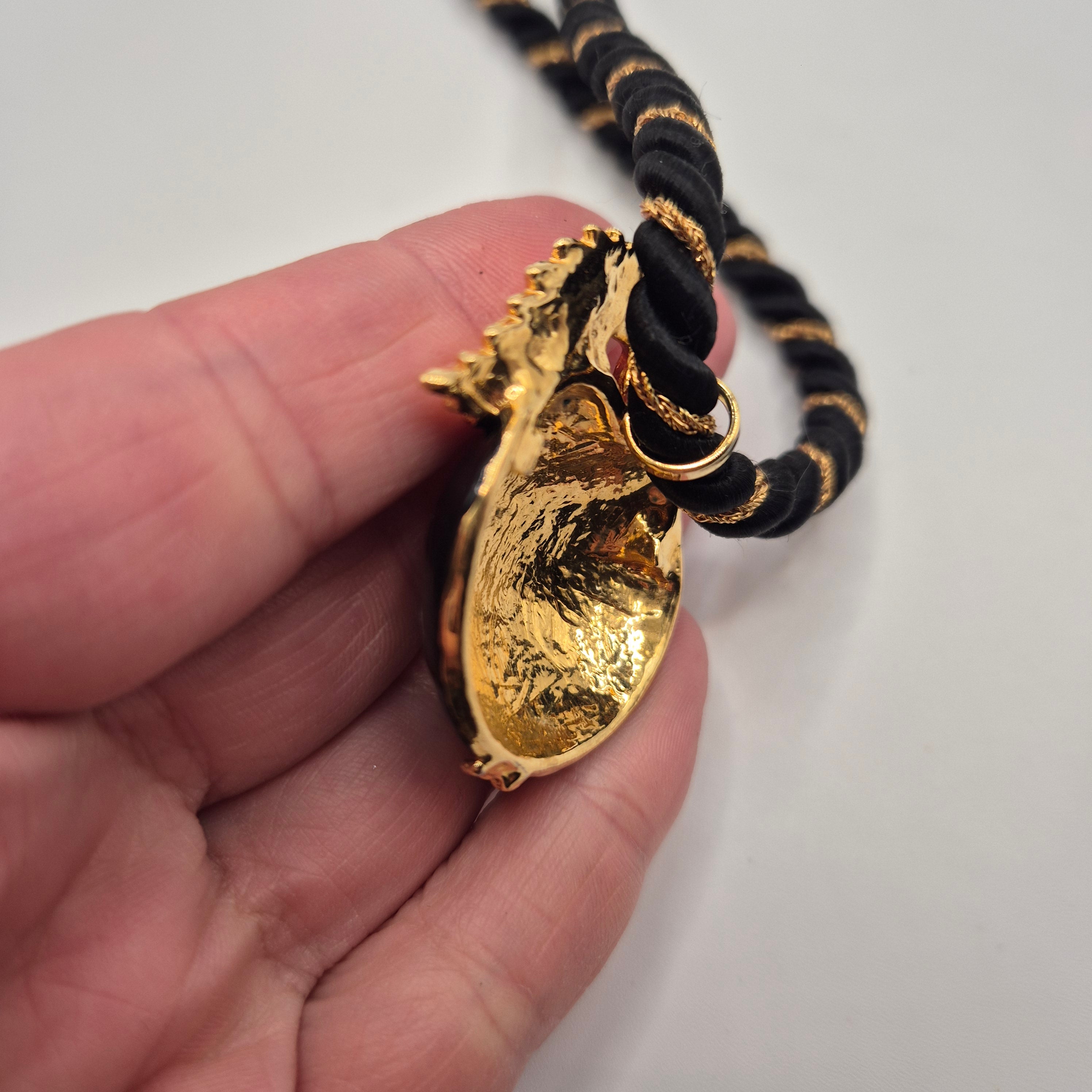 Vintage Halskette aus Stoffkordel mit schwarzem Apfel Anhänger edel Unikat Handmade 80er Jahre gold schwarz