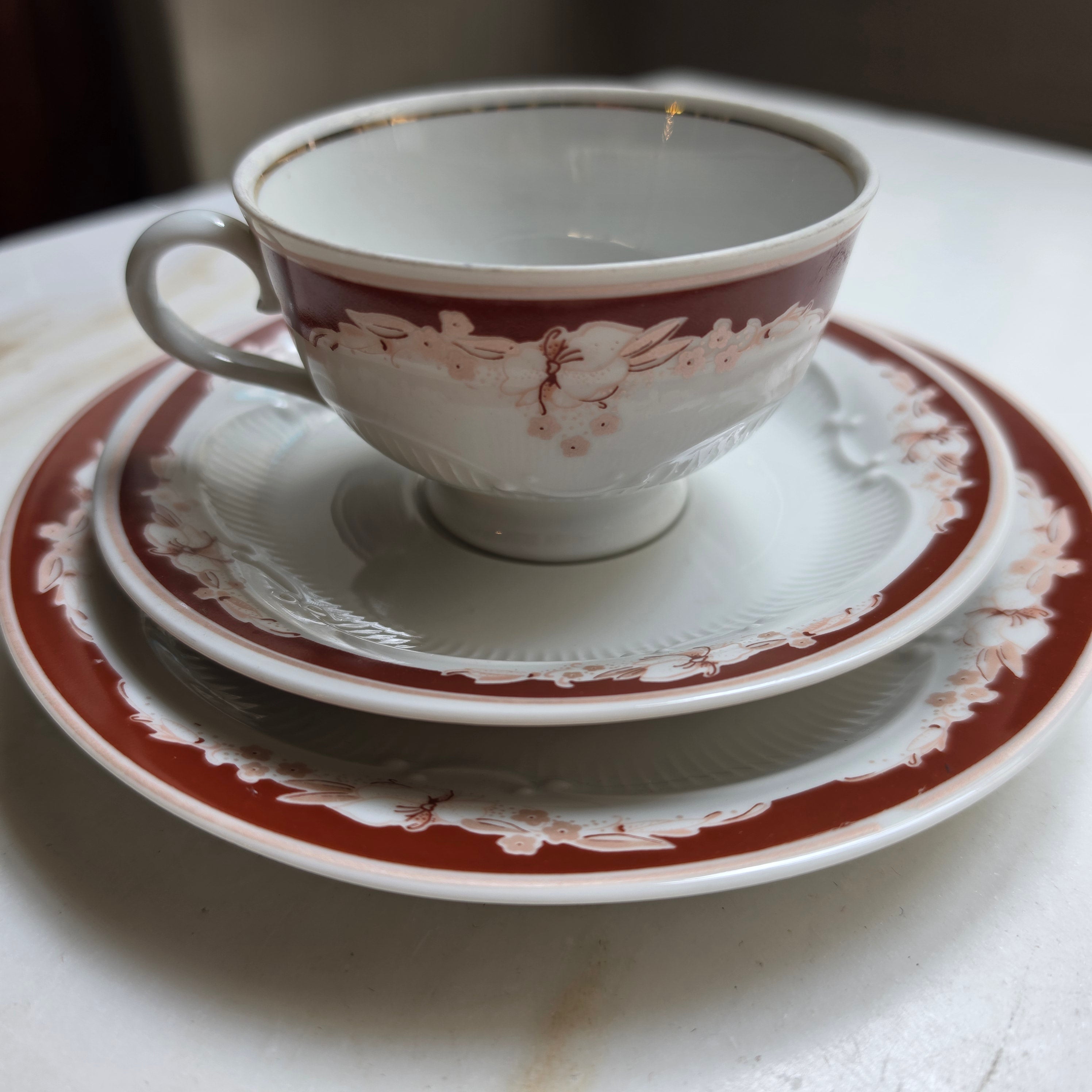 Vintage Porzellan Sammeltasse 3-teilig – Lettin | Antikes Gedeck mit Weinrotem Blüten-Relief & Goldrand