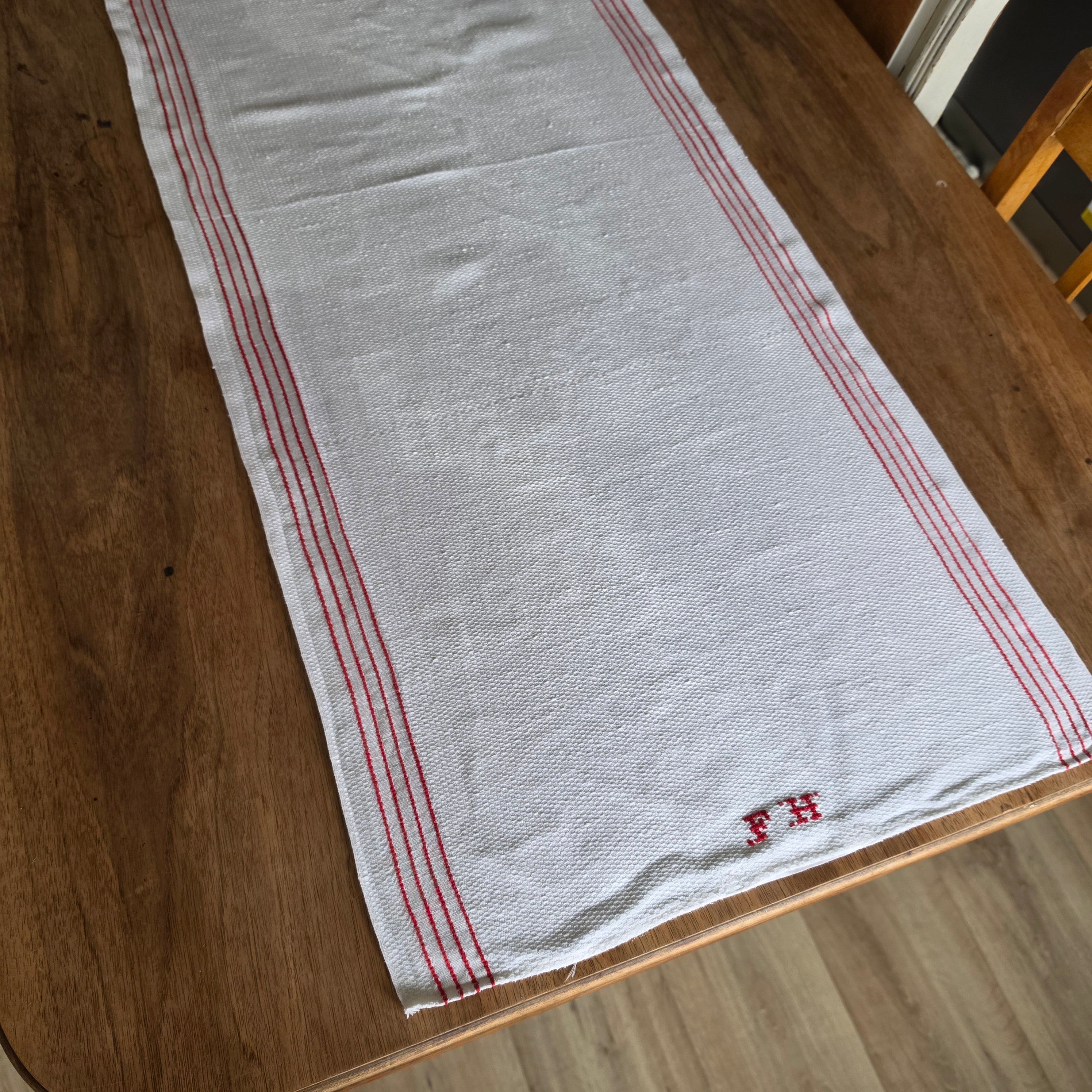 Vintage Tischläufer / Mangeltuch mit roter Einwebung & Monogramm "FH" - 47x117cm
