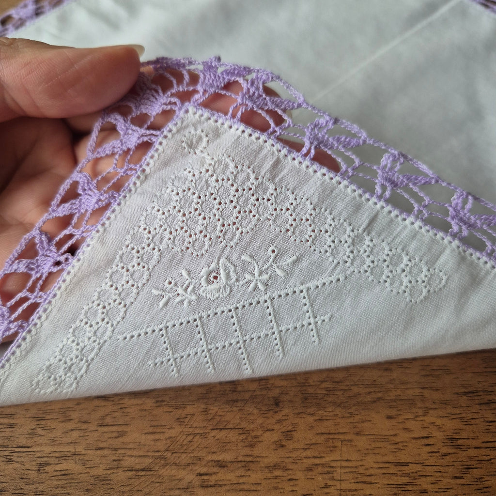 Vintage Stofftaschentuch weiß lila bestickt mit Rose Baumwolle gehäkelt/geklöppelt 28x27cm