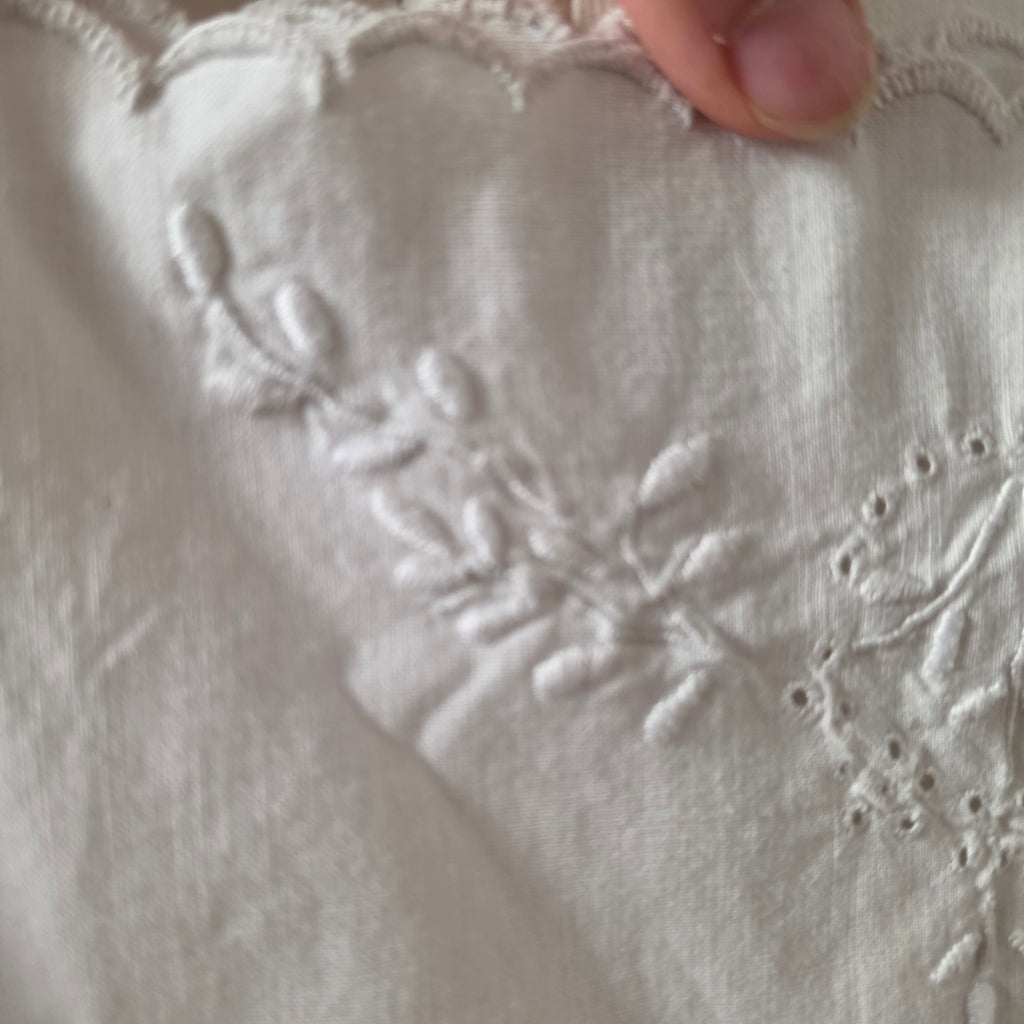 Jugendstil Baumwoll-Nachthemd um 1920 mit handgesticktem Monogramm „MS“