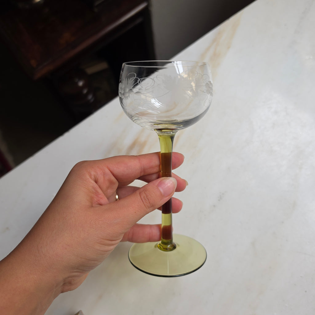 Vintage Römer Weinglas mit Gravur – Olivegrüner Stiel & Weinlaub-Schliff