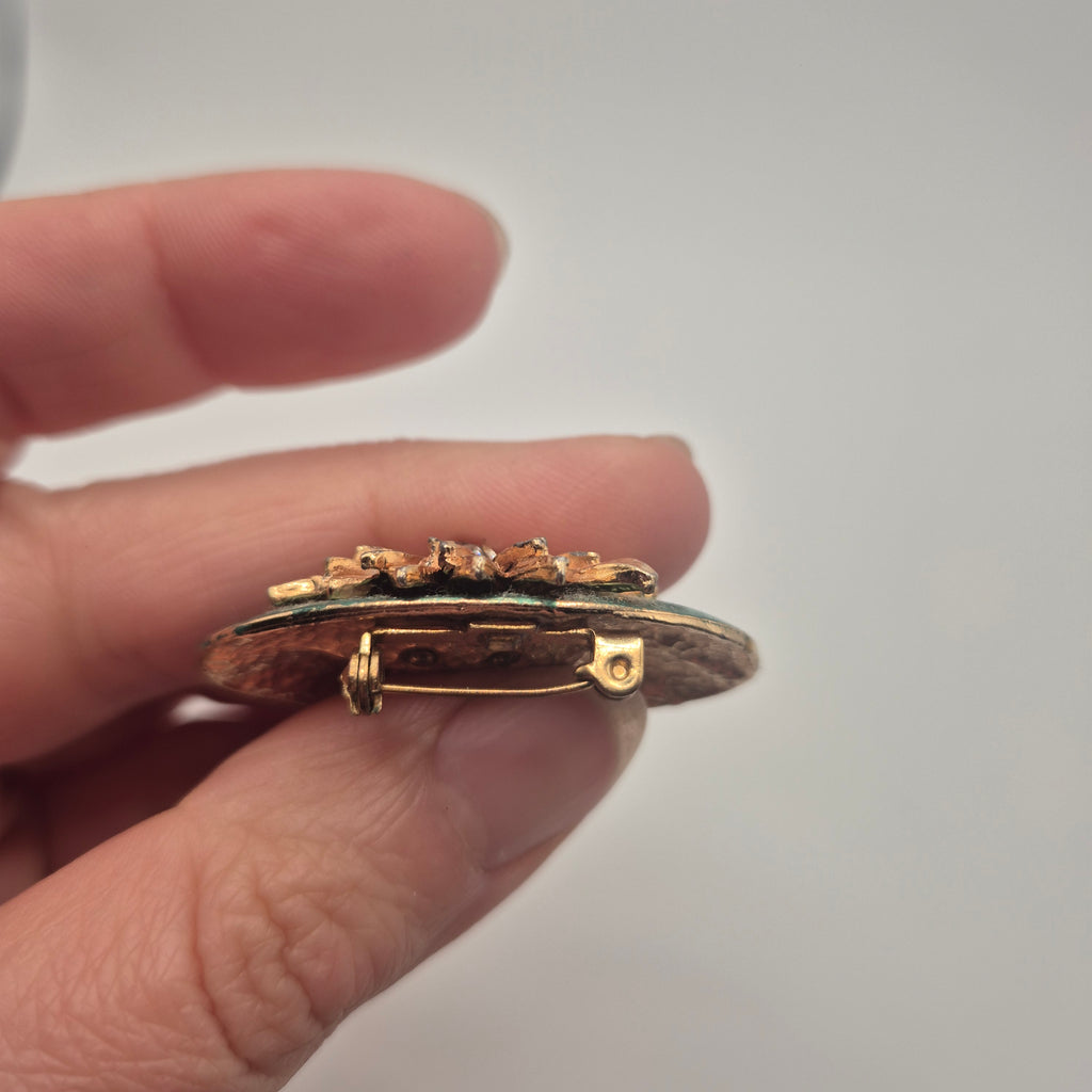 Vintage Seerosen-Brosche mit echter Patina – Gold/Grün