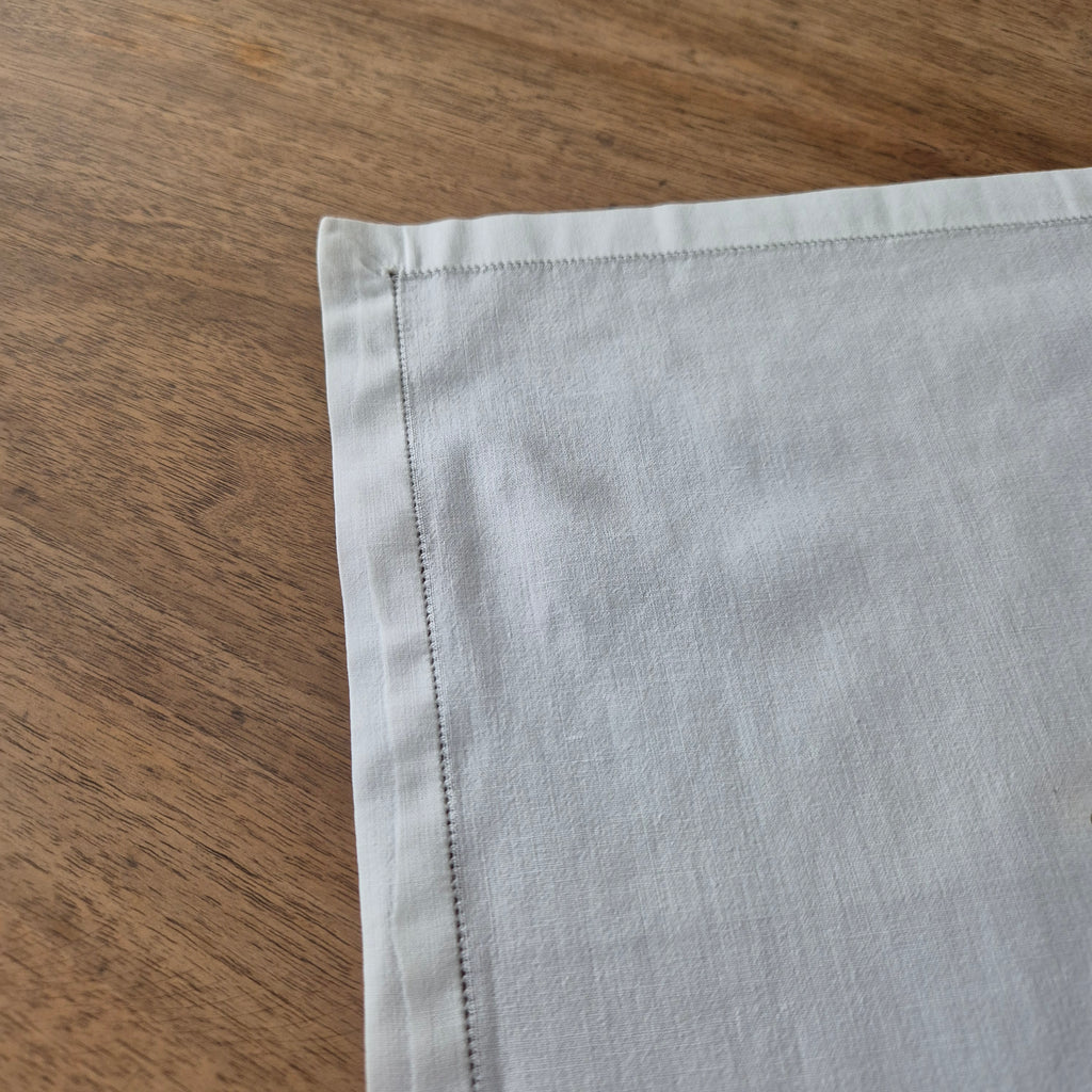 Antike Serviette / Zierdeckchen bestickt weiß klein 40x36cm ♡
