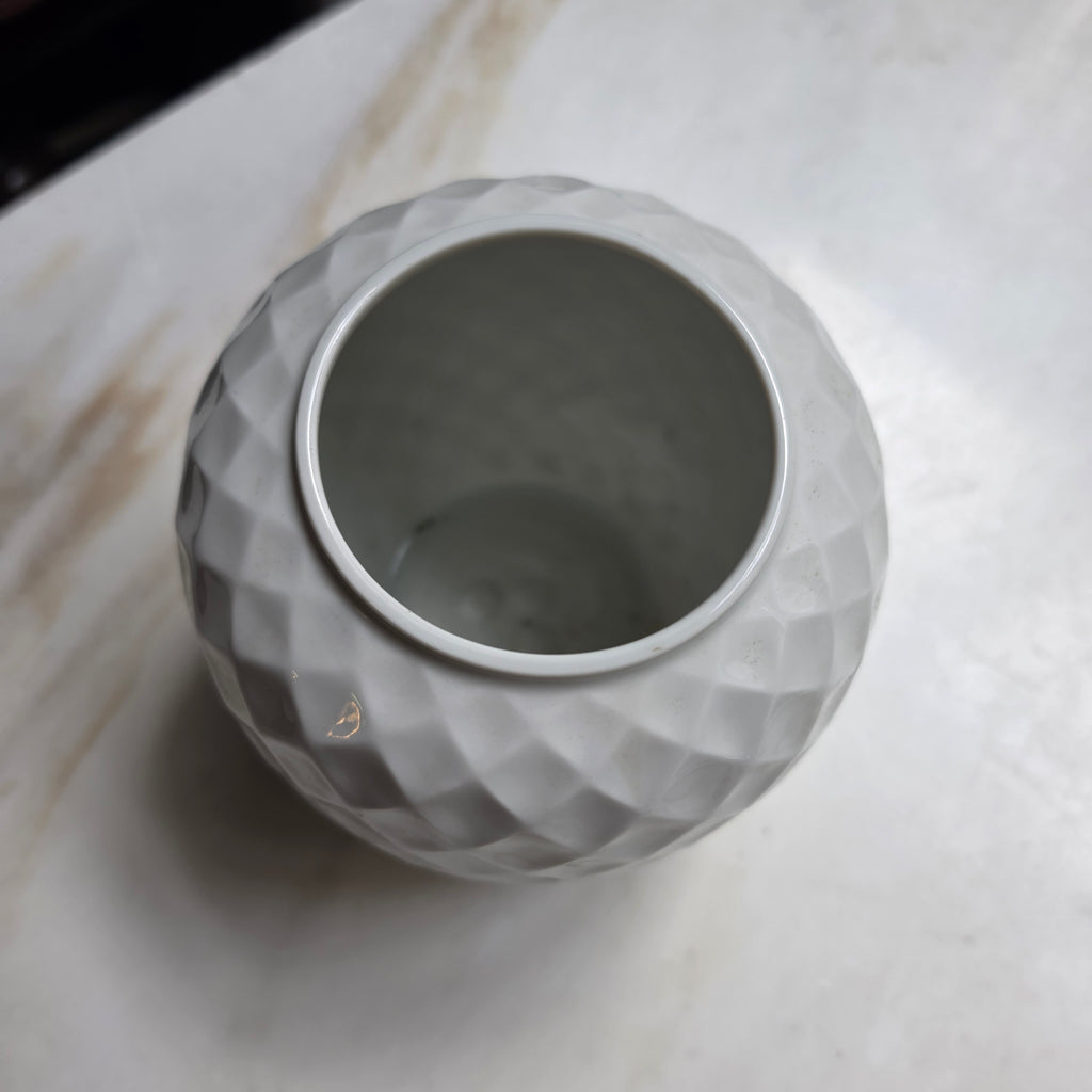 Vintage Thomas Porzellan Vase „Aruba“ - Rosenthal Gruppe – Weißes Rautenmuster - Relief - Mid-Century Modern