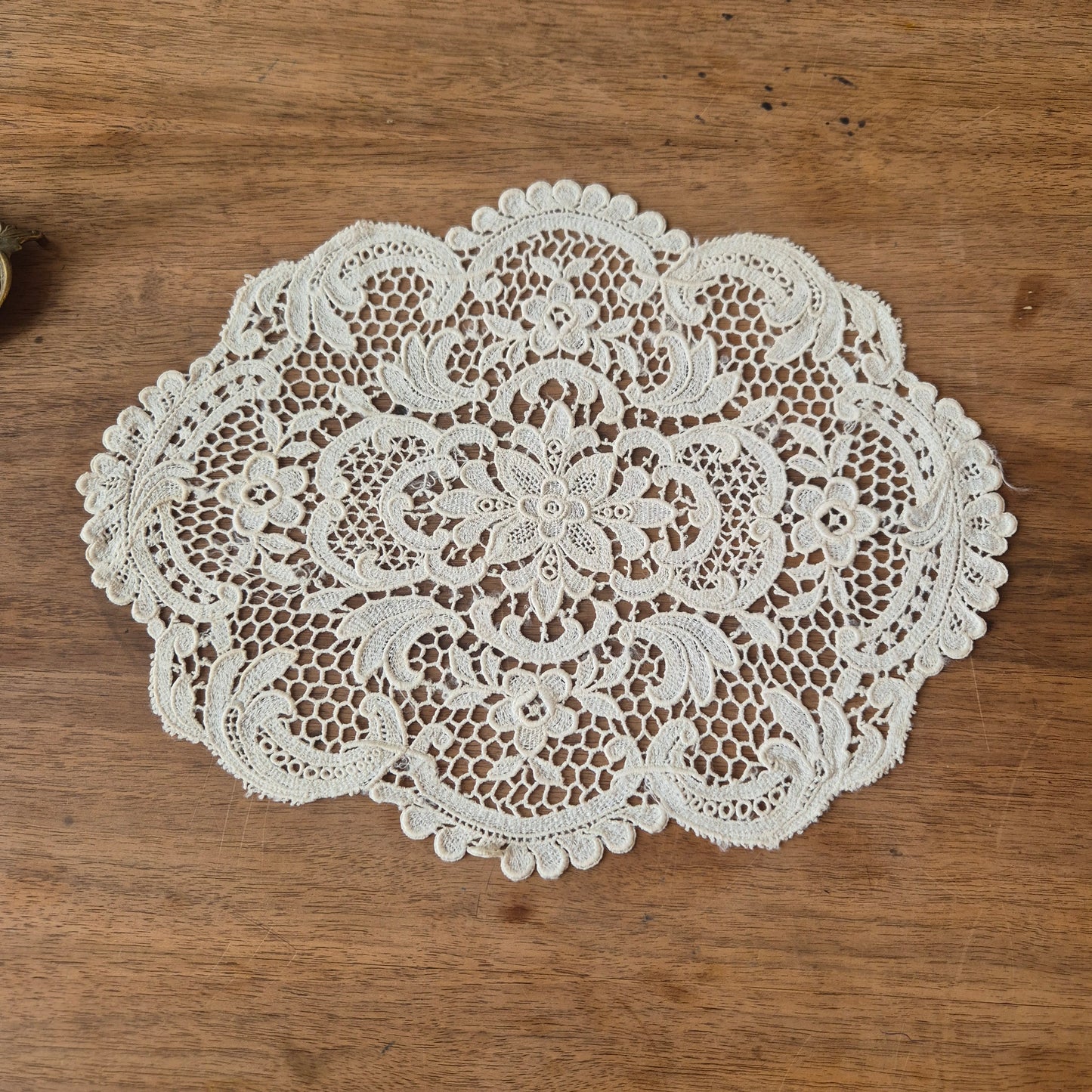 Antikes kleines Zierdeckchen creme gehäkelt geklöppelt Baumwolle 27x35cm oval