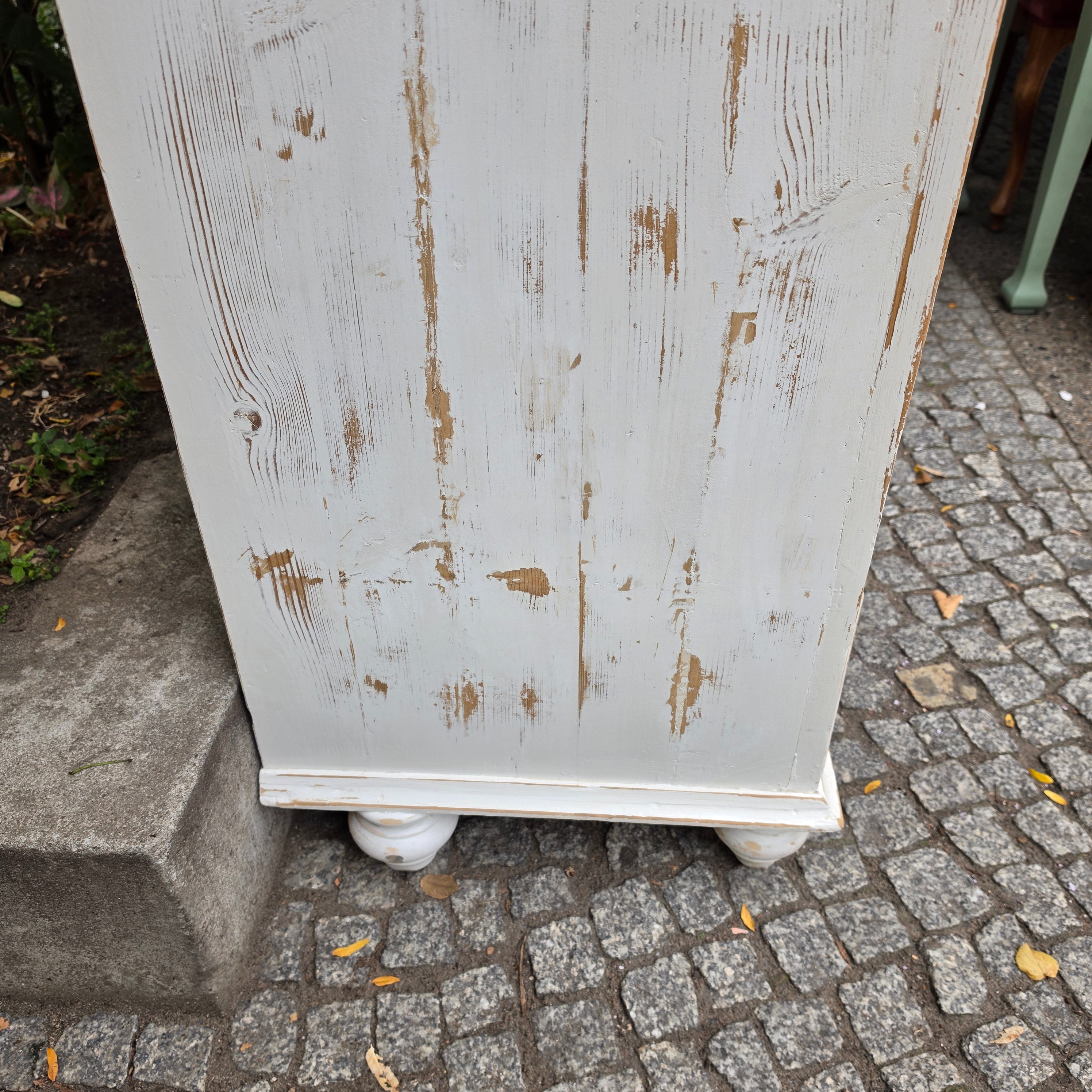 Abgeschliffener Jugendstil Holz Schrank Kleiderschrank AntikAntiker Holzschrank im Vintage Shabby-Chic Stil – Weiß patina
