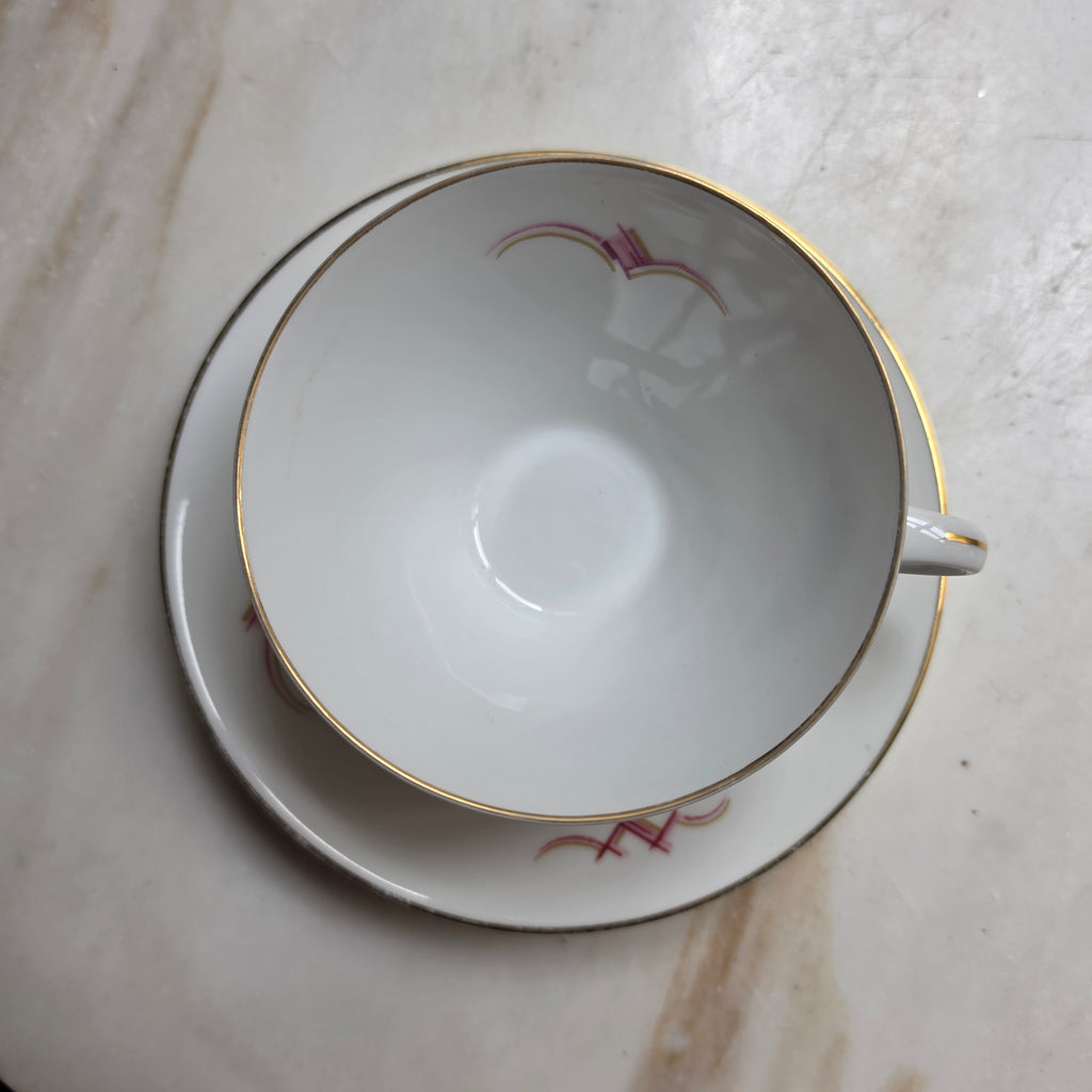 Vintage Porzellan-Tasse mit Untertasse – Beerenrosa & Golddekor - Mid-Century Elegant