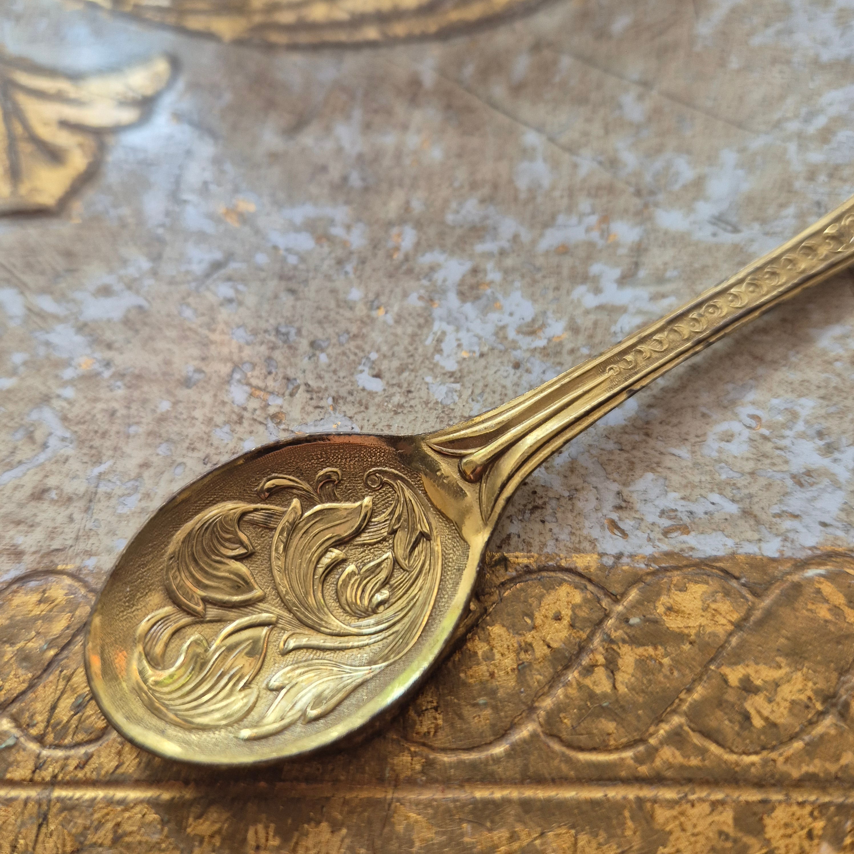 Antiker kleiner Zierlöffel mit Perlmutt und Schiffmotiv goldfarbend