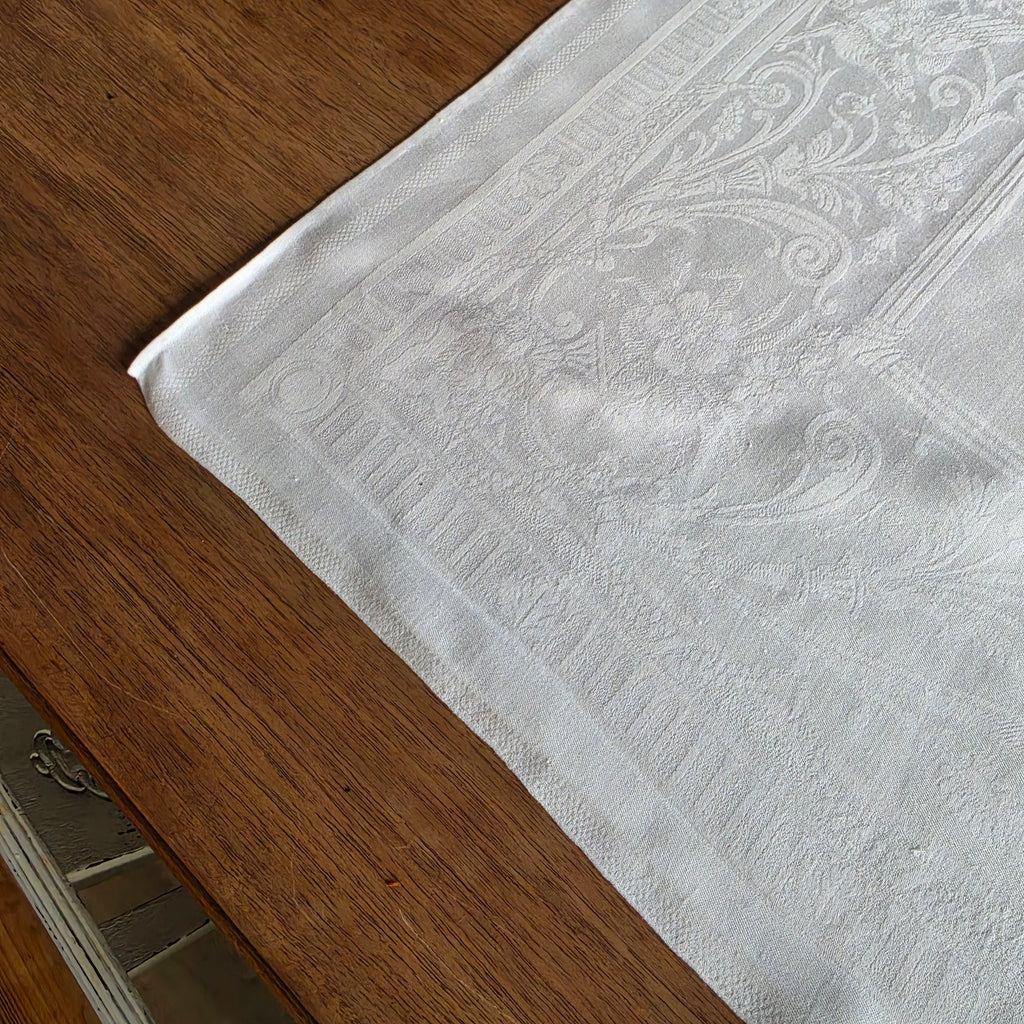 Antike Damast-Tischdecke mit gesticktem Monogramm – Edle Tischwäsche im Landhaus- / Vintage-Stil - 70x72cm