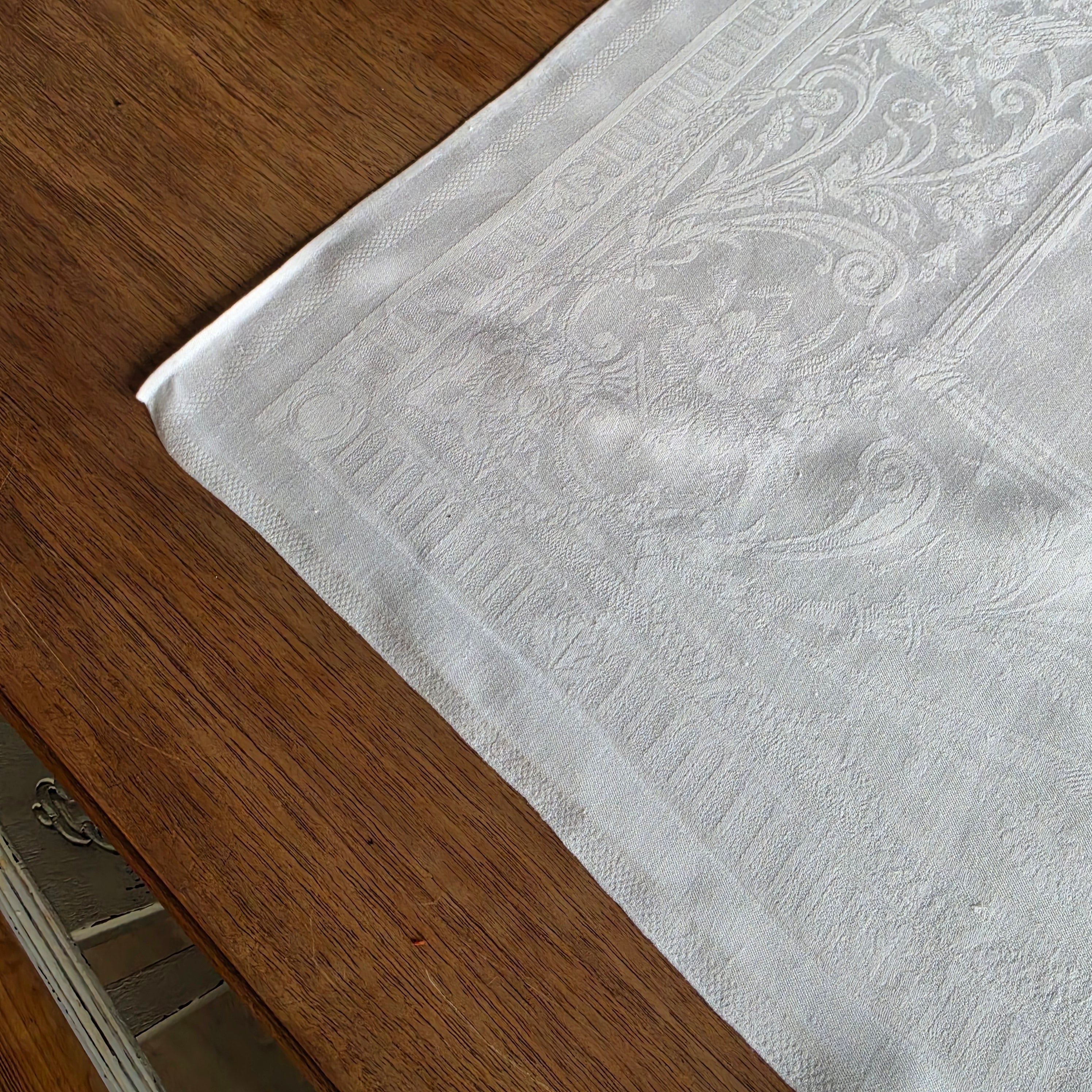 Antike Damast-Tischdecke mit gesticktem Monogramm – Edle Tischwäsche im Landhaus- / Vintage-Stil - 70x72cm