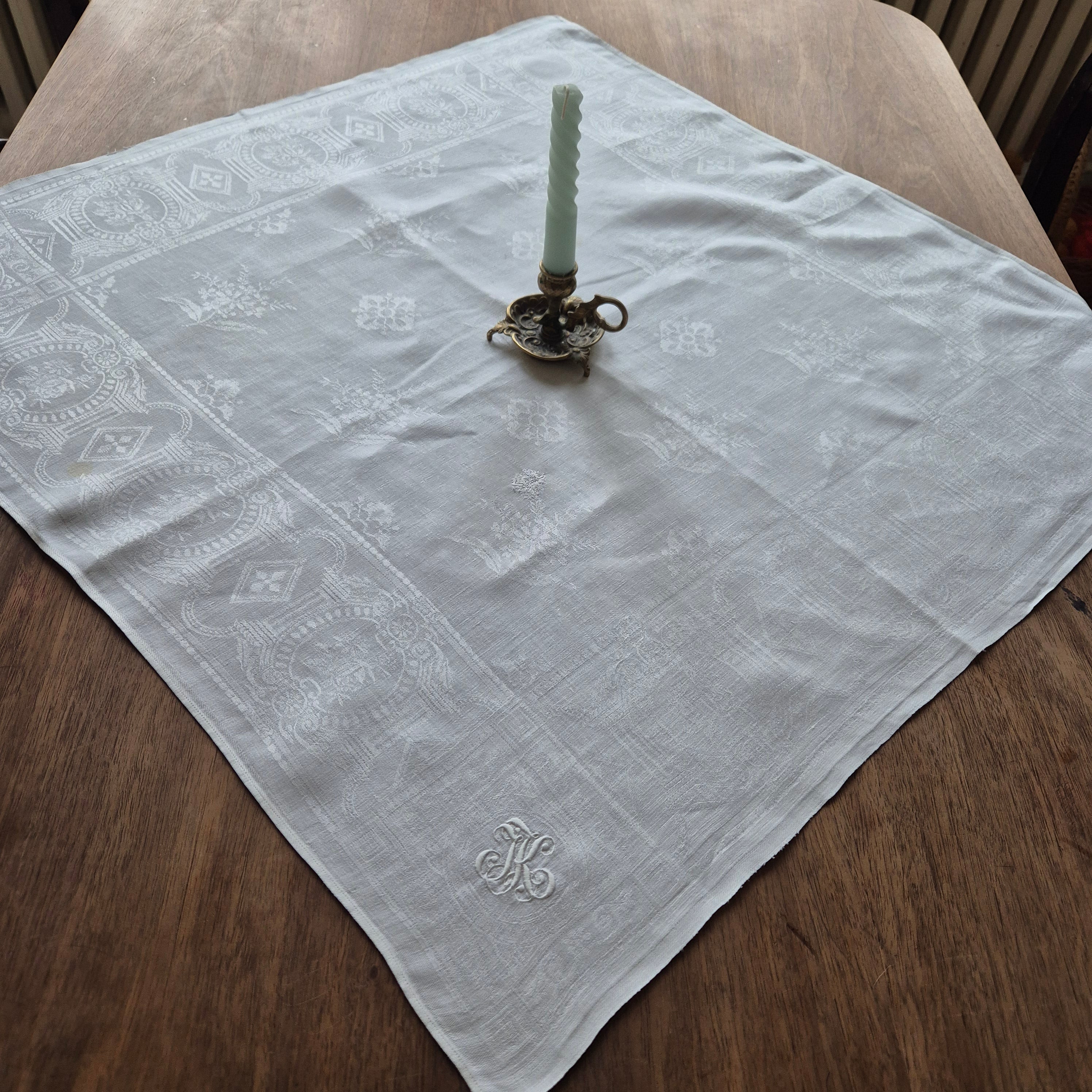 Antike Serviette / Mitteldecke Damast quadratisch weiß Baumwolle 70x72cm (Flecken) Monogramm I.K. oder J.K. ♡