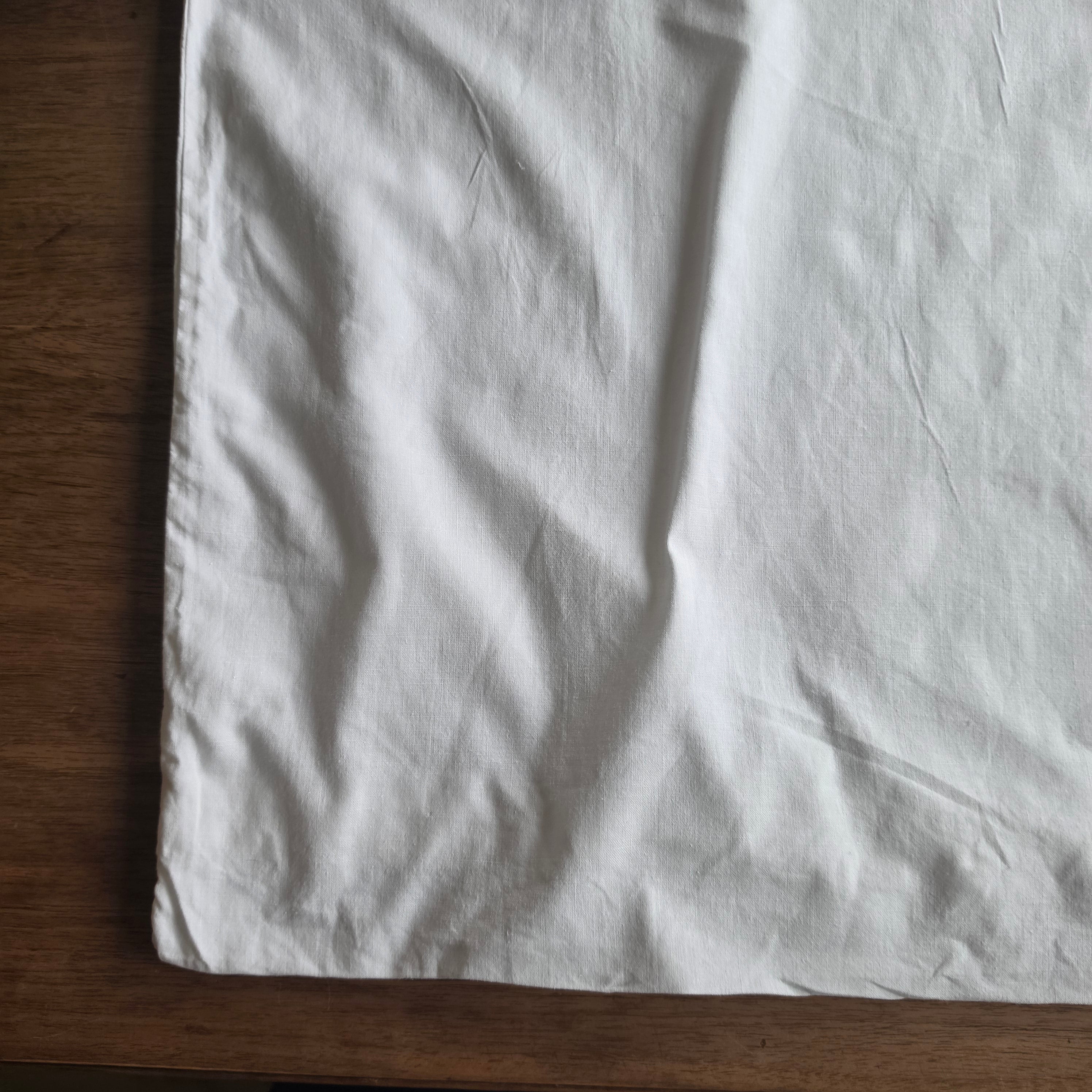 Antiker Baumwoll-Kissenbezug mit breiter Klöppelspitze um 1920 - Weißes Vintage-Kissen 75x75cm