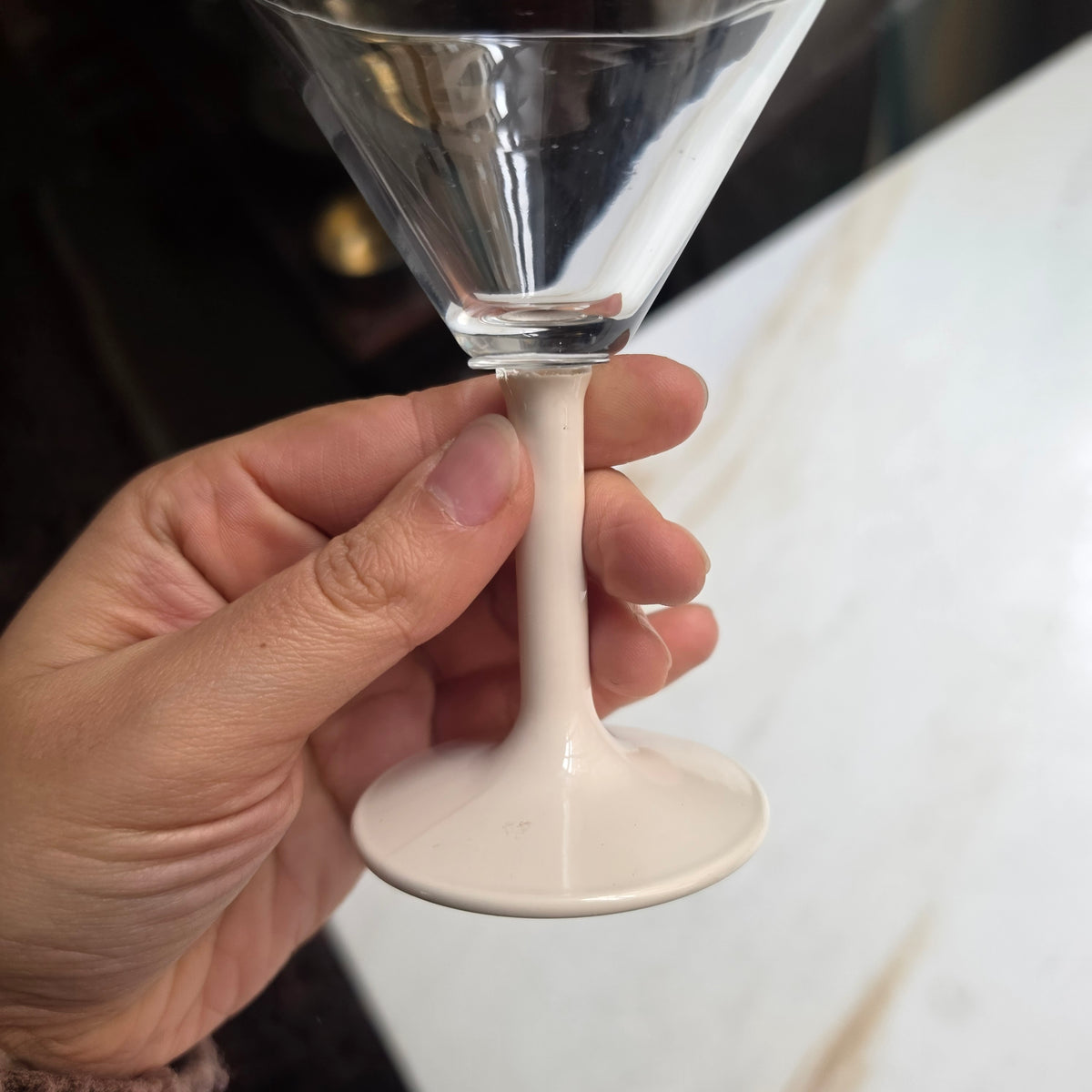 Elegantes Martini- & Cocktailglas mit beigefarbenem Stiel – Modern Vintage Design