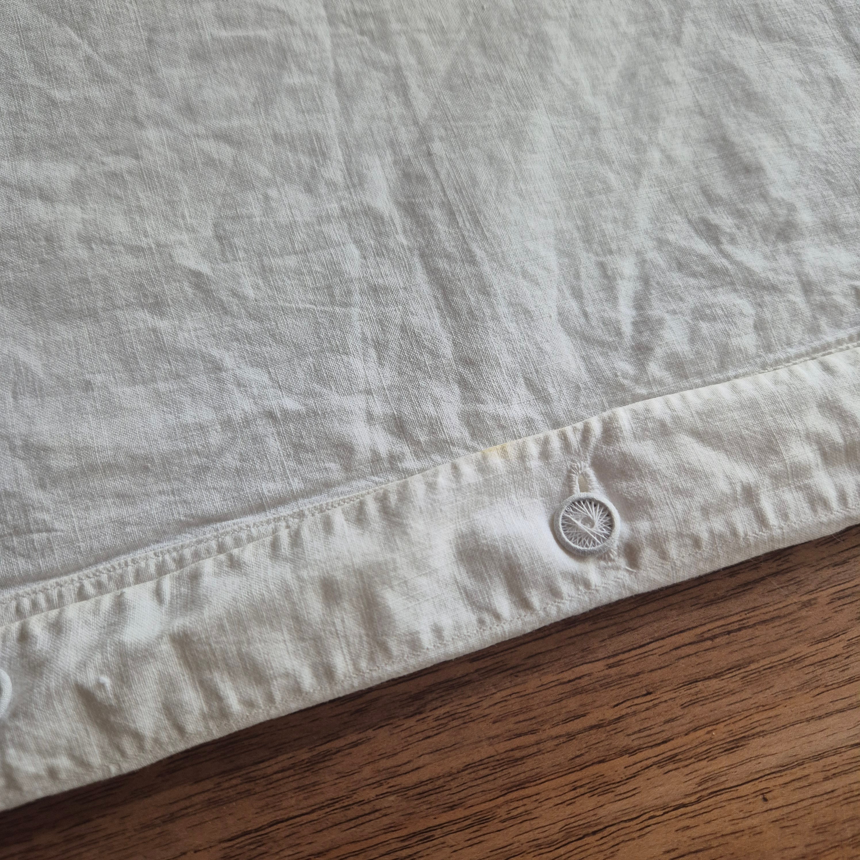 Stark vergilbter Kopfkissenbezug mit Monogram A.W. 75x70cm