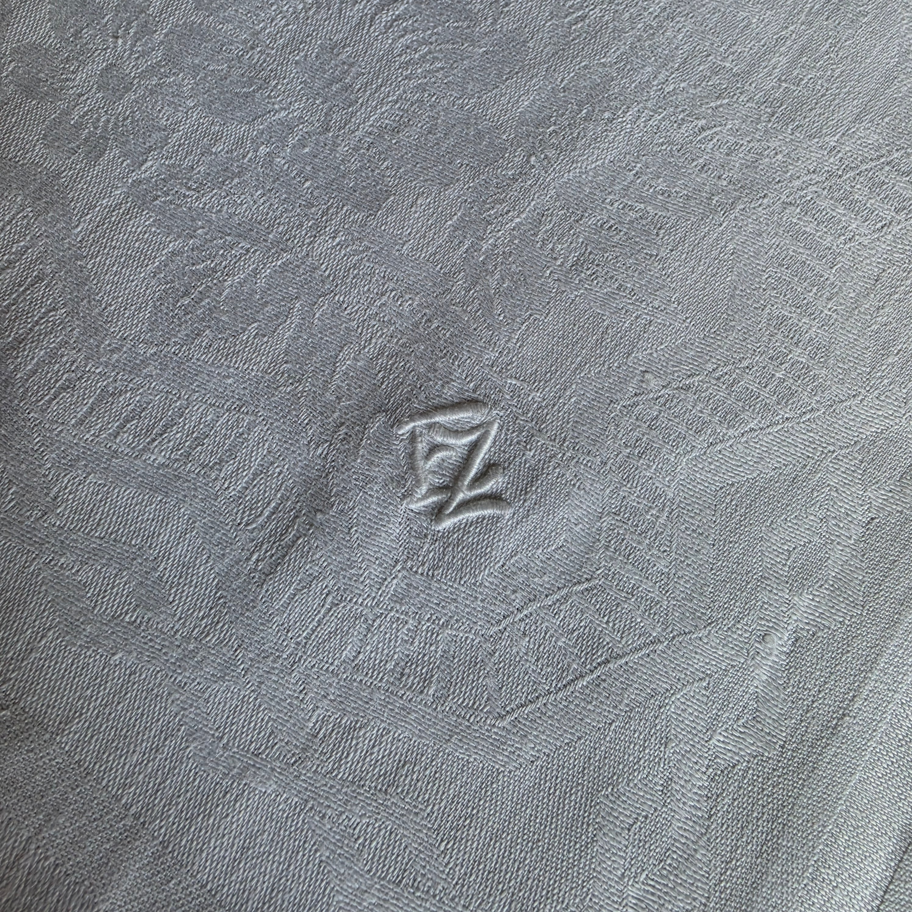 Klassische Damast-Tischdecke aus Halbleinen/Baumwolle mit Monogramm-Stickerei „EZ“ - 68x71cm