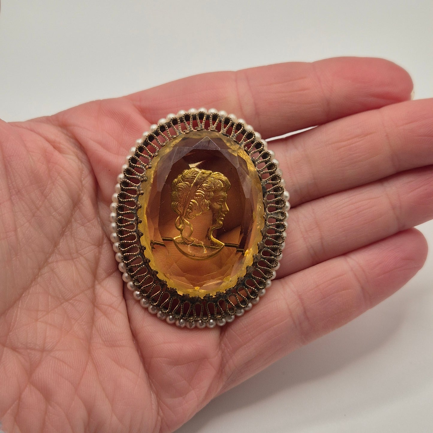 Große alte Glas Brosche mit Damenrelief Cameo Brosche Verschluss wackelig 5x6cm