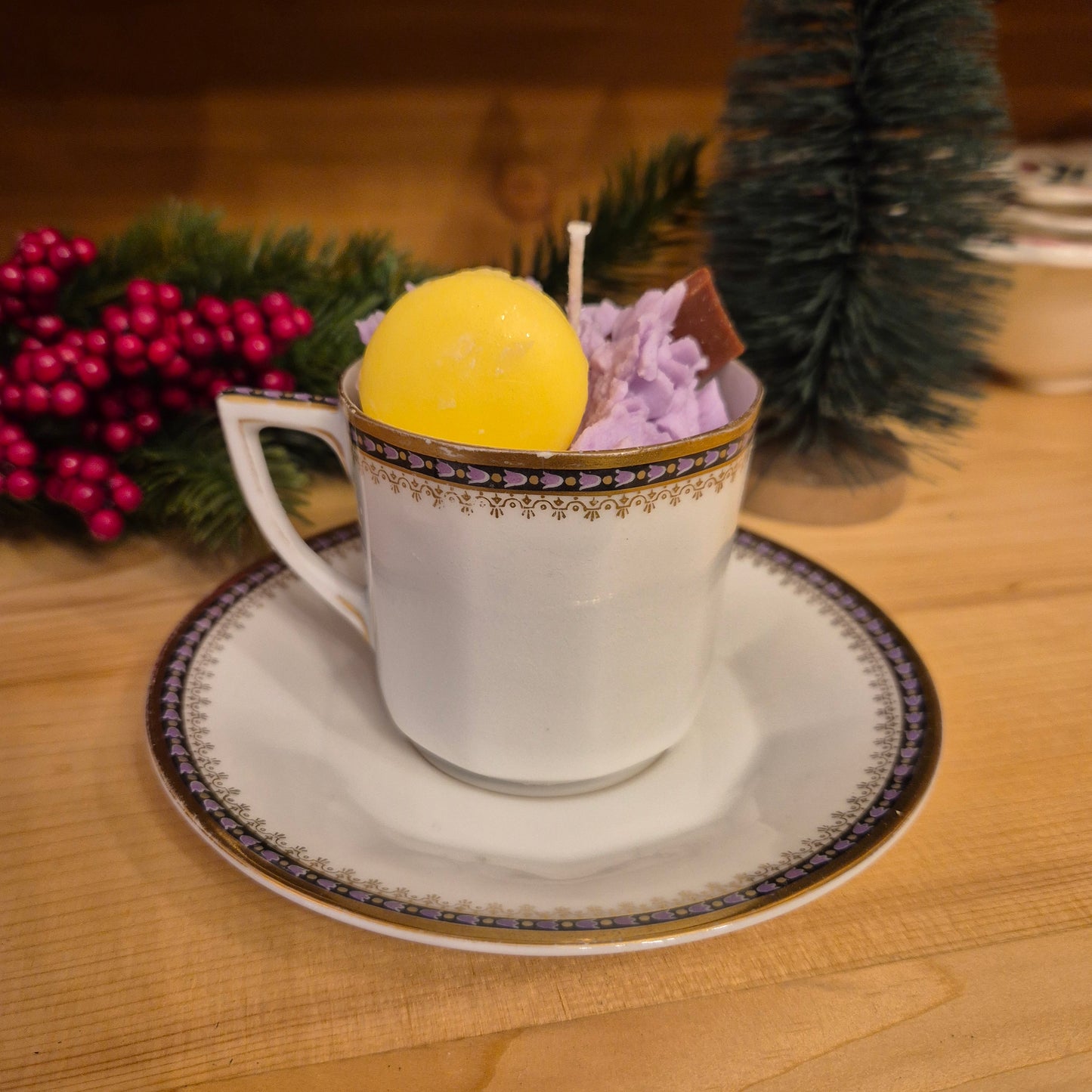 Handgemachte Sojawachskerze Weihnachtesgeschenk Macarone Sahne Dessert in Antiker Porzellan Tasse von Altwasser Silicia