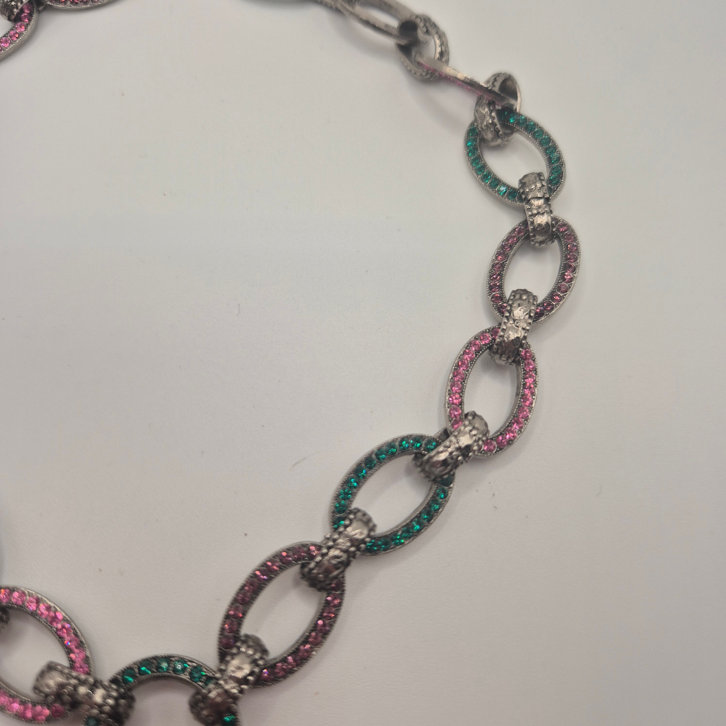 Extravagante Vintage-Halskette im Barock-Stil – Statement-Piece mit dunklem Glas Amethyst & bunten Akzenten