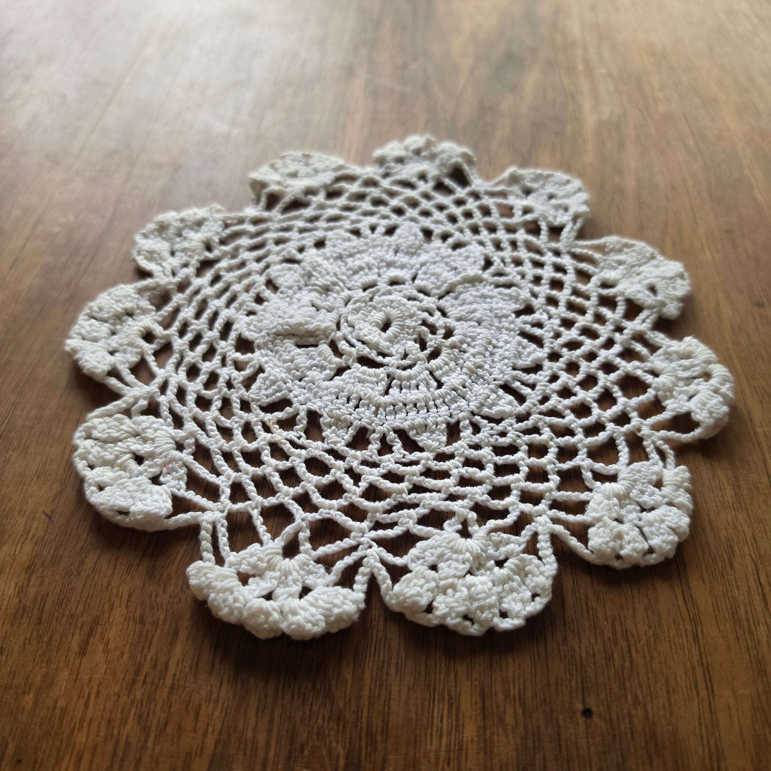 Vintage handgehäkeltes Spitzendeckchen – Zierdeckchen - 19cm