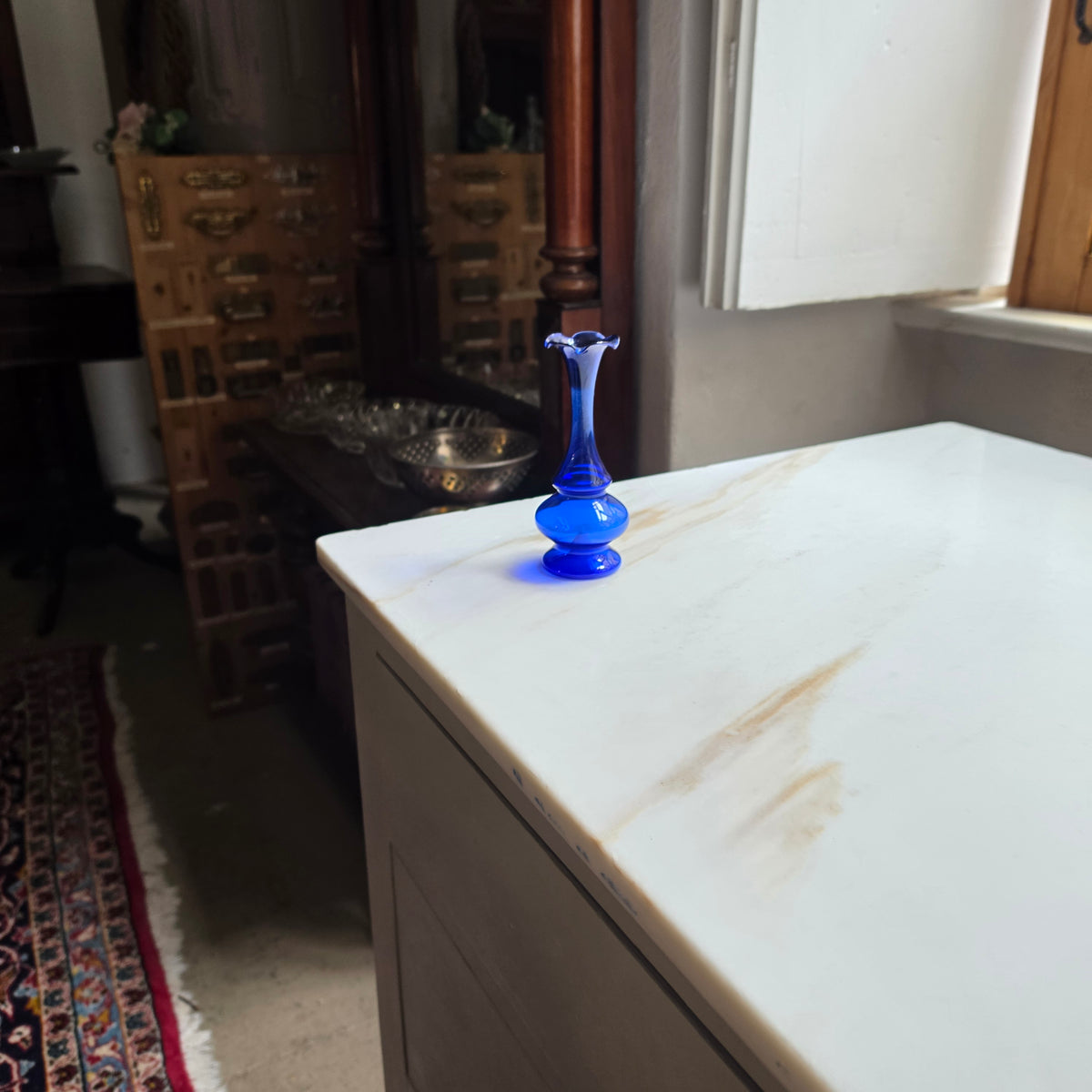 Eleganter Vintage Solitär-Vase aus kobaltblauem Glas – Mundgeblasen mit gewelltem Rand