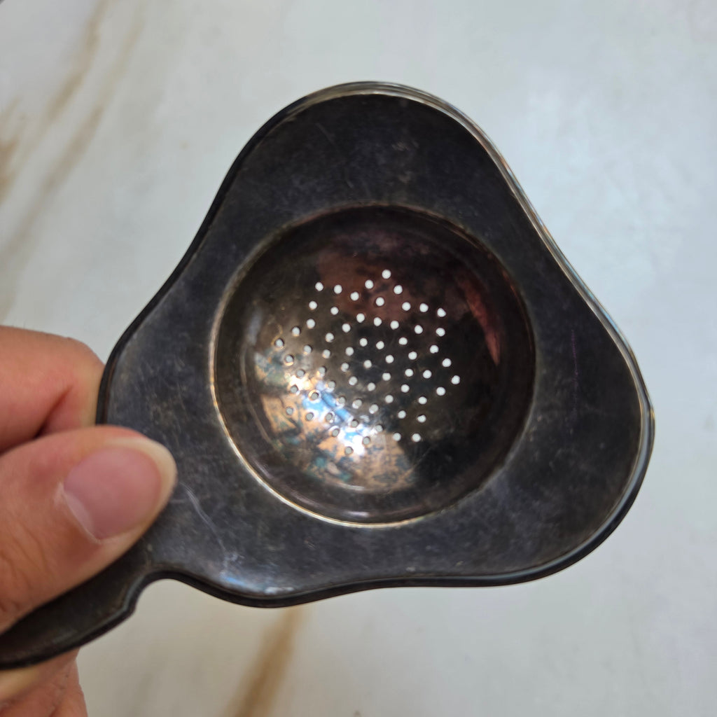 Edles Vintage-Teesieb aus versilbertem Metall – Klassisches Auflege-Teesieb mit feiner Patina