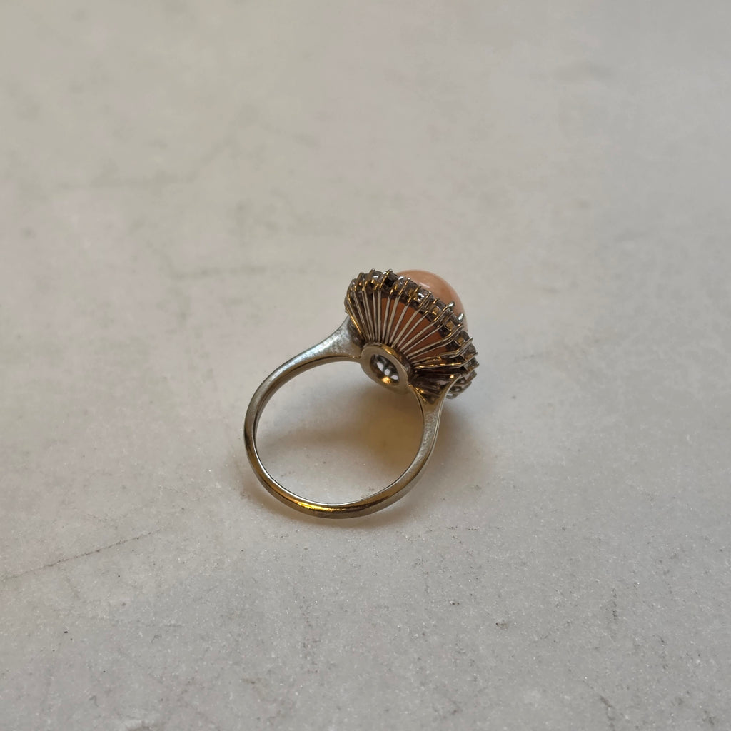 Echter 1950er Vintage Cocktailring 750er Weißgold – Zartkoralle & 24 Diamanten – Gr. 58 (7,6 Gramm)